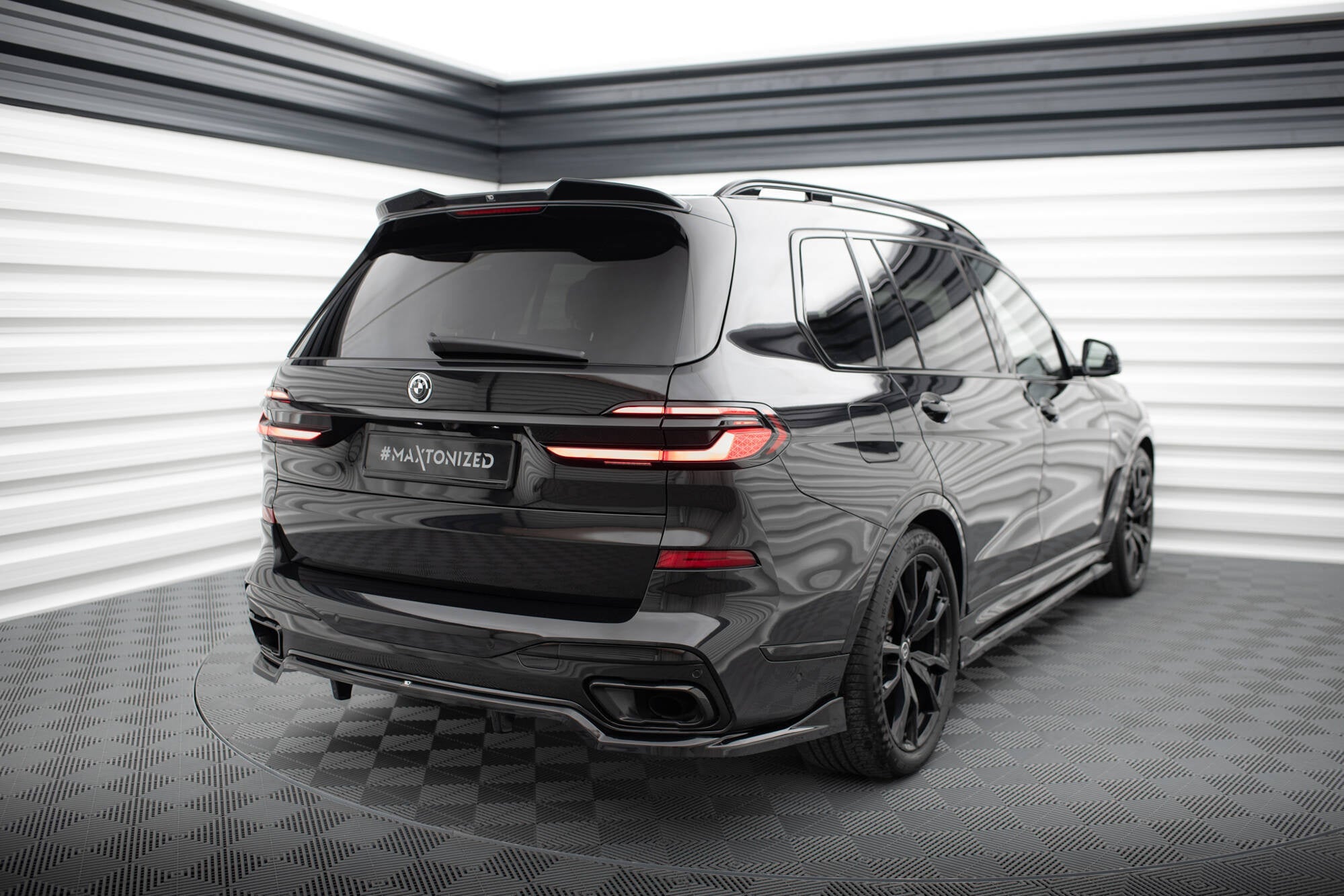 Splitter trasero BMW X7 M-Pack G07 Facelift (con barras verticales)