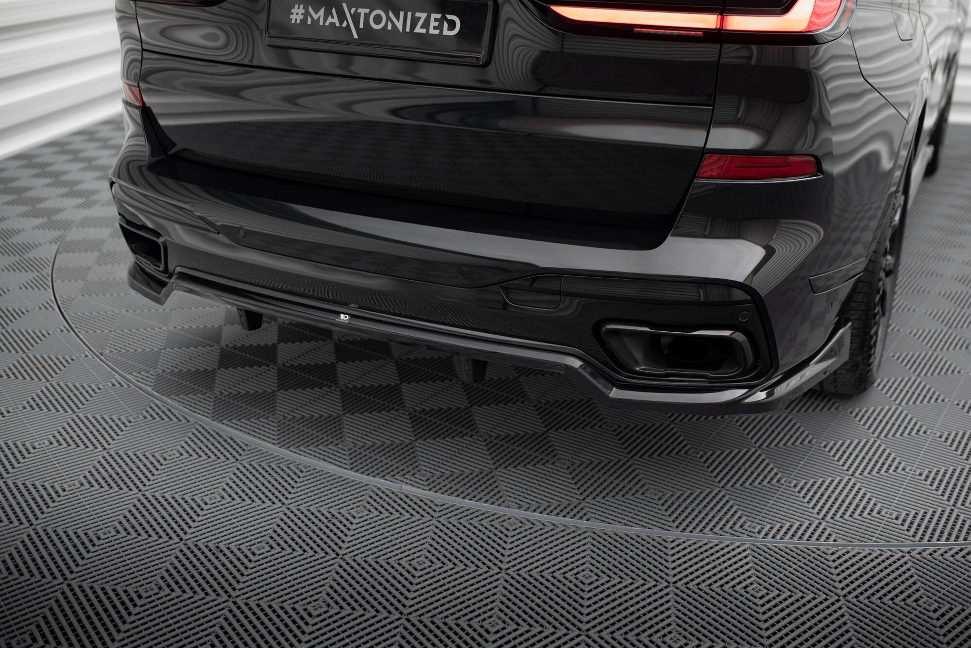 Splitter trasero BMW X7 M-Pack G07 Facelift (con barras verticales)