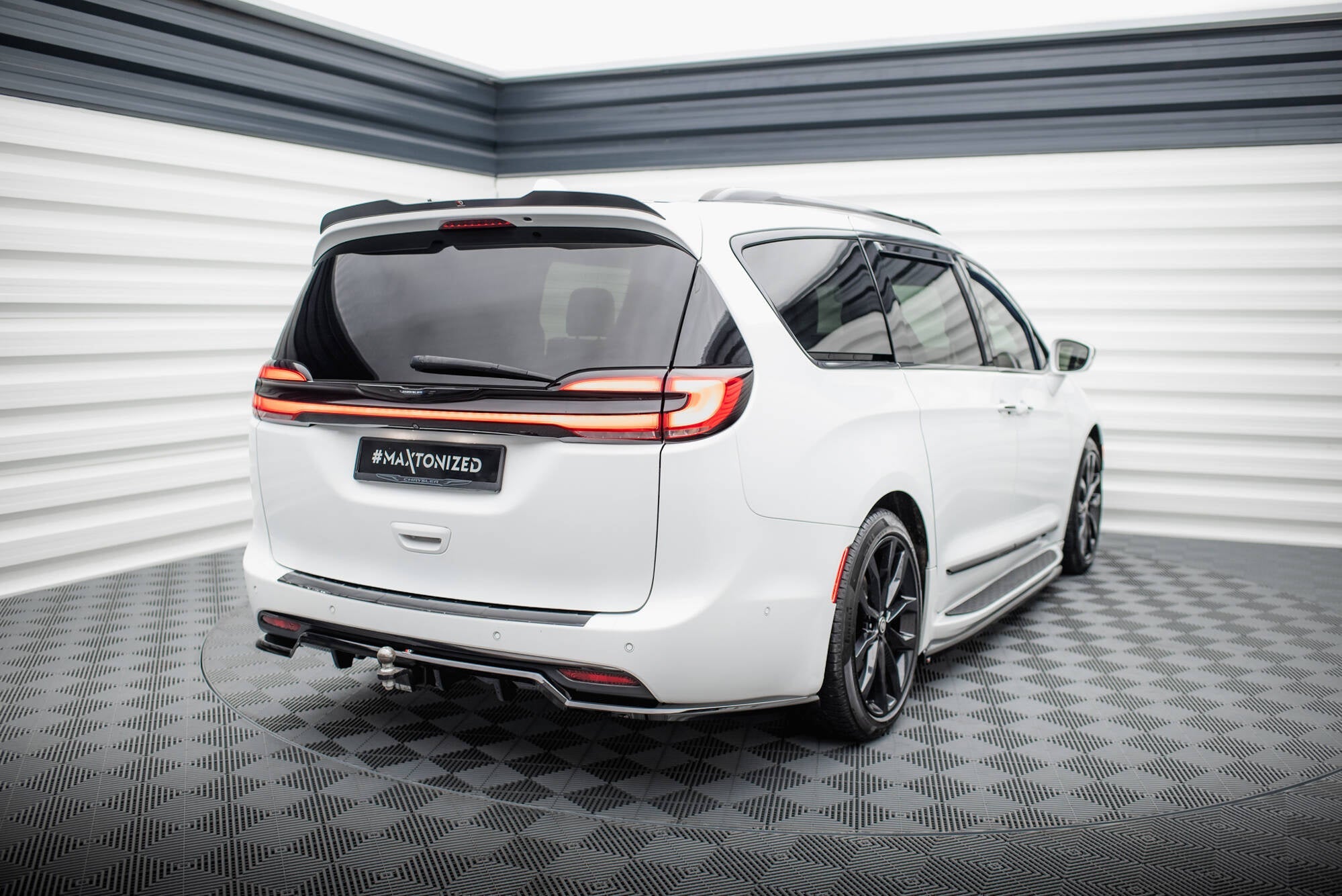 Splitter trasero Chrysler Pacifica Mk2 Facelift (con barras verticales)