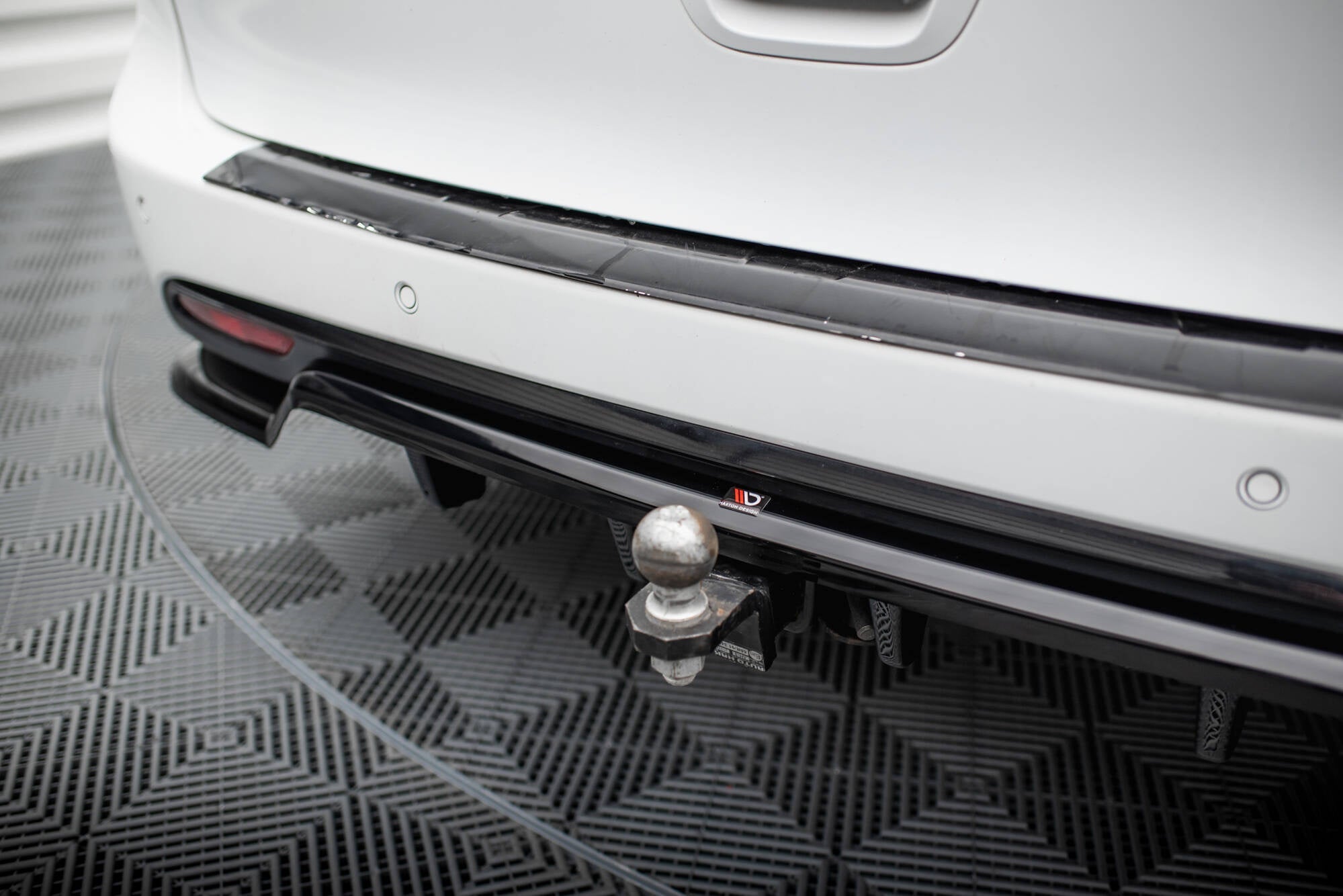 Splitter trasero Chrysler Pacifica Mk2 Facelift (con barras verticales)