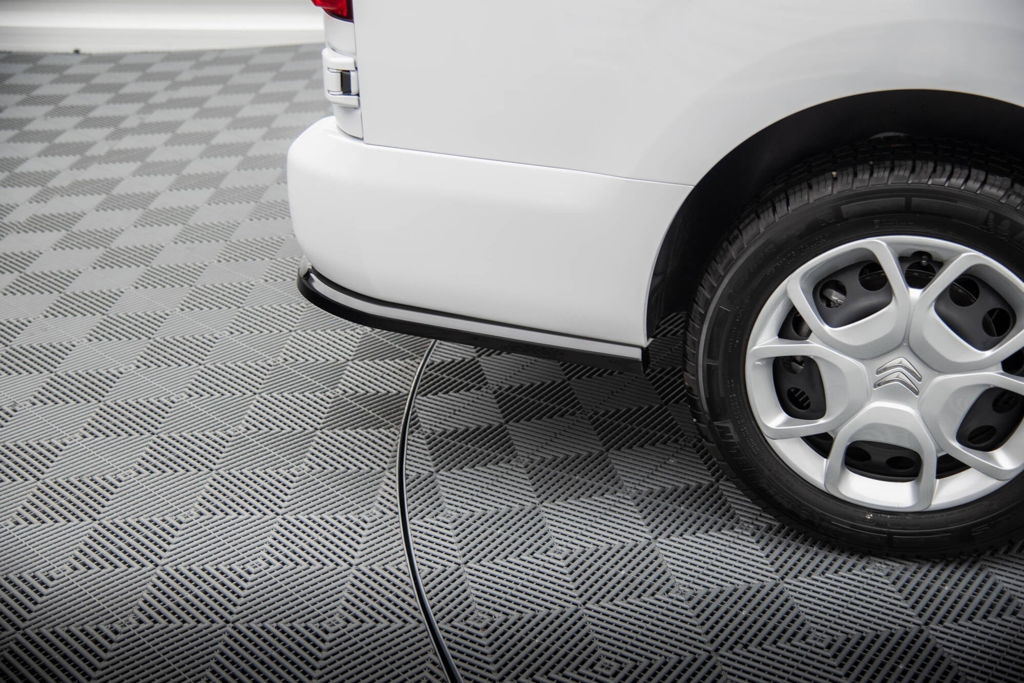 Splitter trasero Citroën Jumpy L3 Mk3 (con barras verticales)