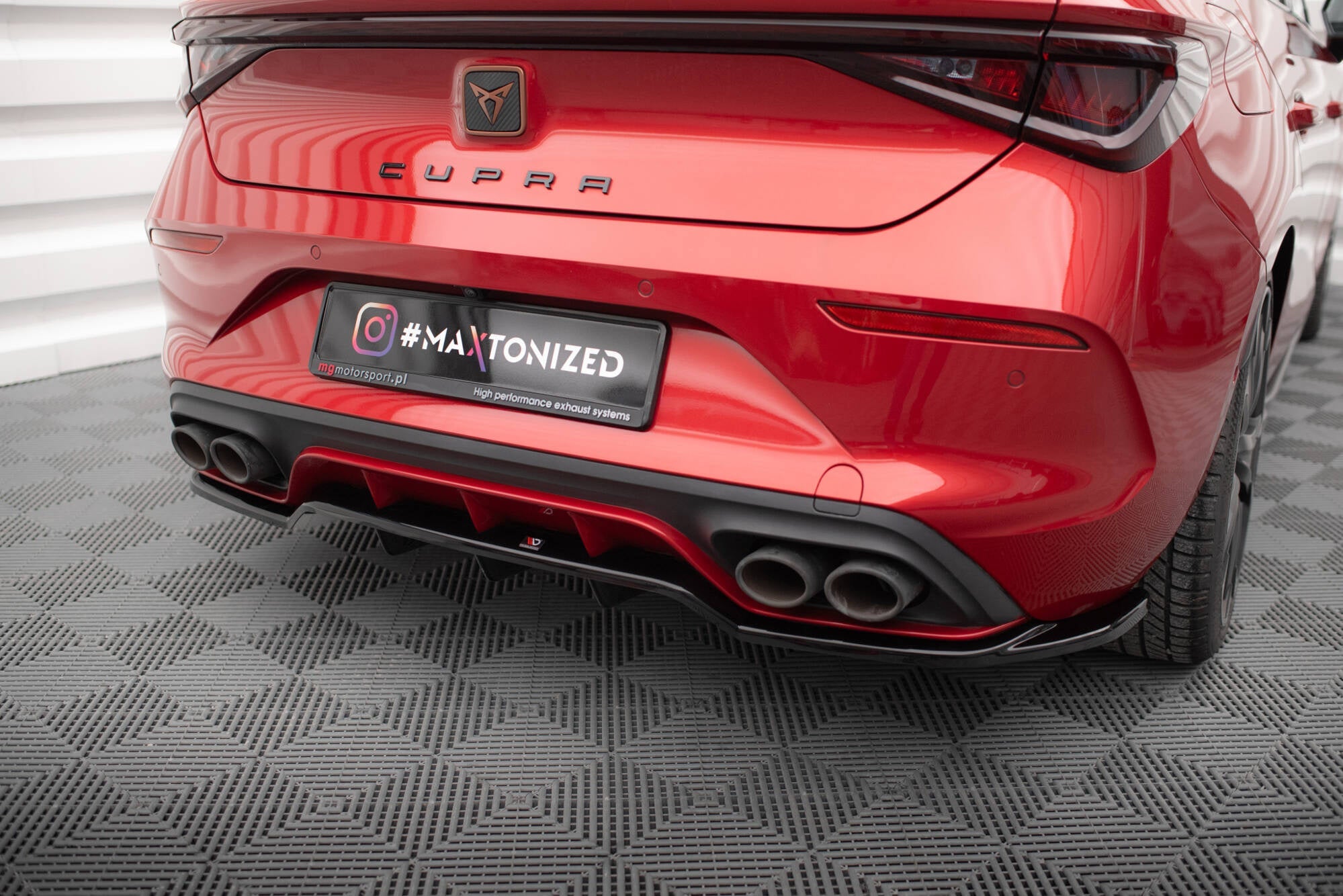 Splitter trasero Cupra León Hatchback Mk1 (con barras verticales)