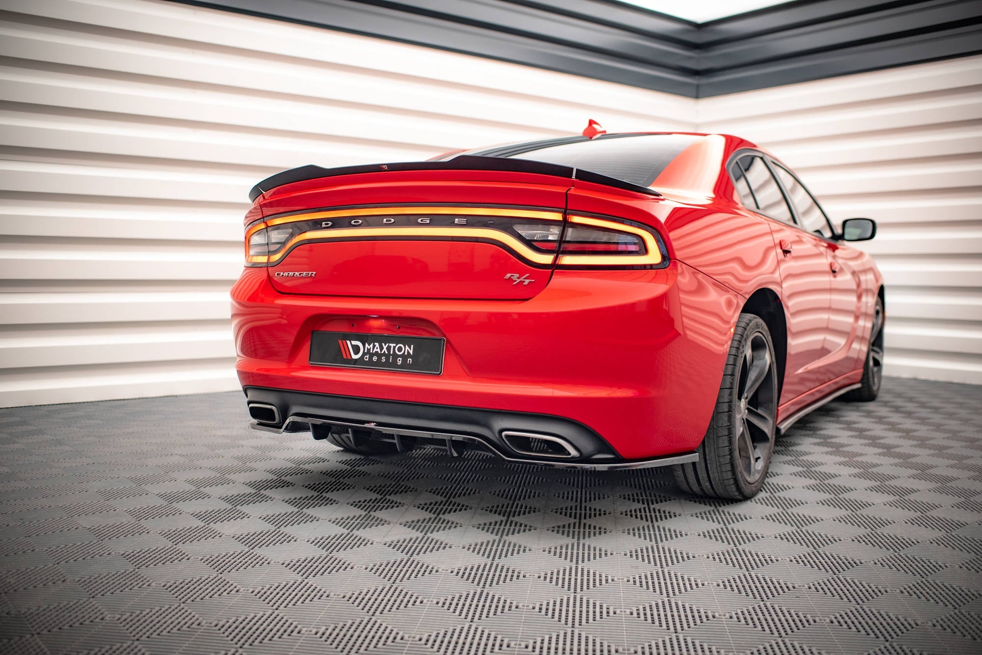Splitter trasero Dodge Charger RT Mk7 Facelift (con barras verticales)
