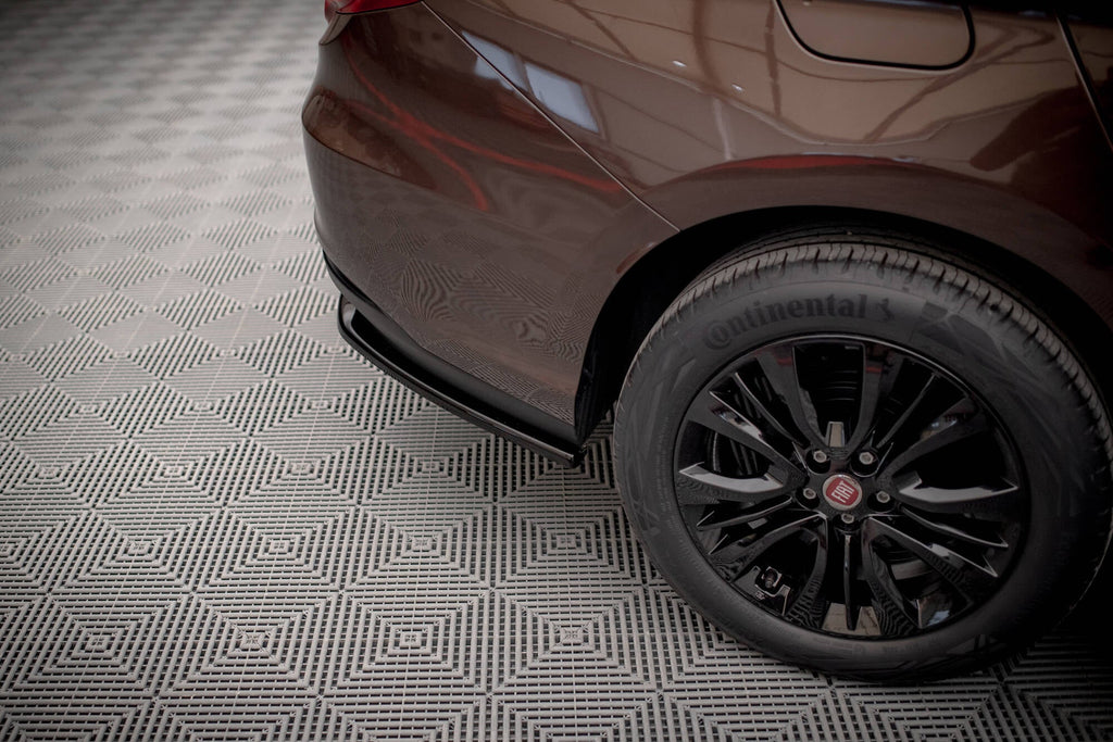 Splitter trasero Fiat Tipo S Sedan Mk1 (con barras verticales)