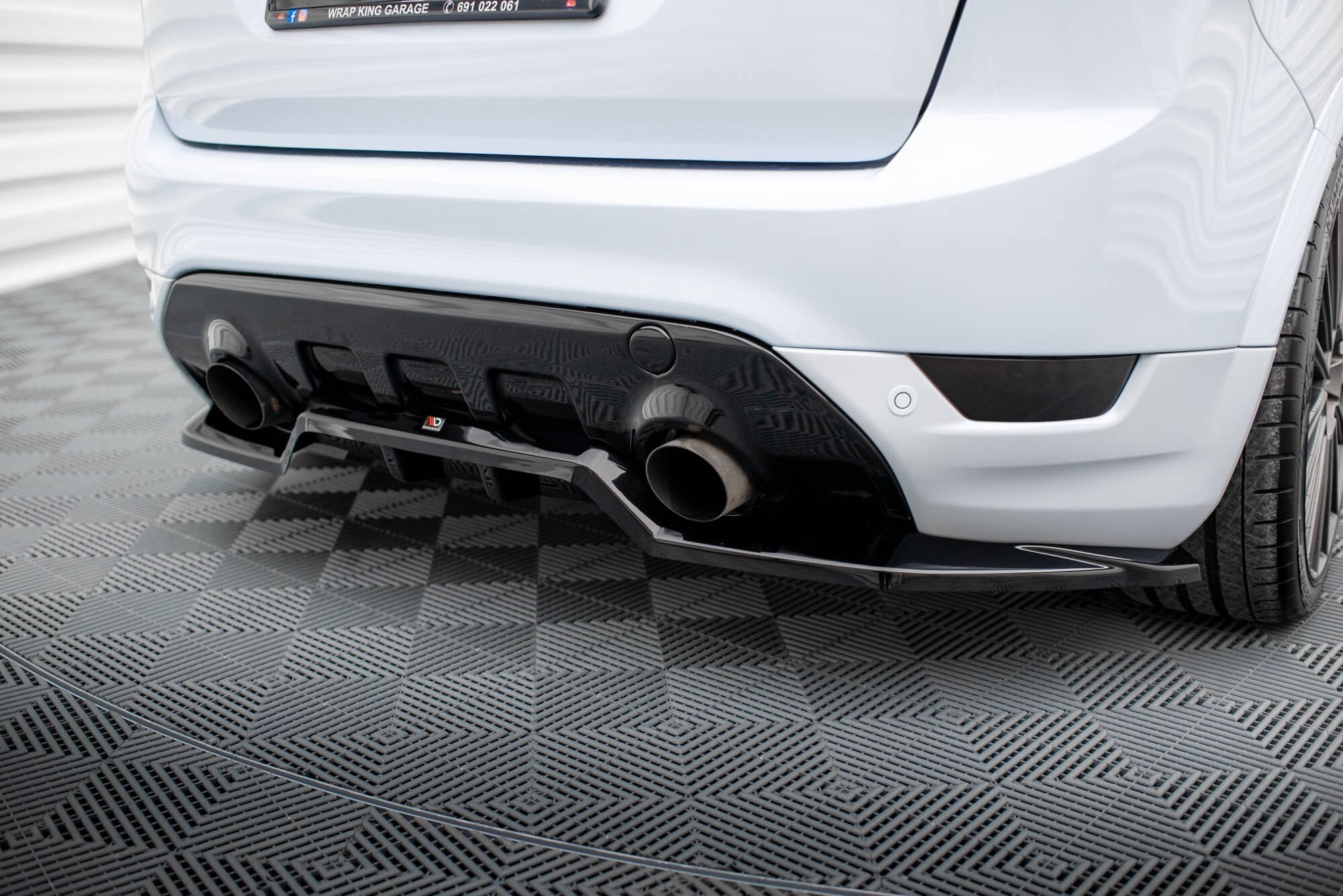 Splitter trasero Ford Kuga ST Mk1 (con barras verticales)