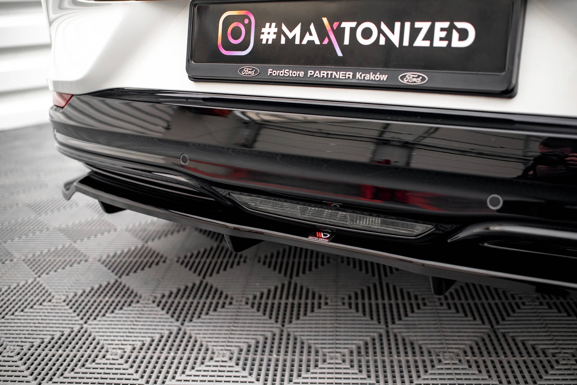 Splitter trasero Ford Mustang Mach-E Mk1 (con barras verticales)