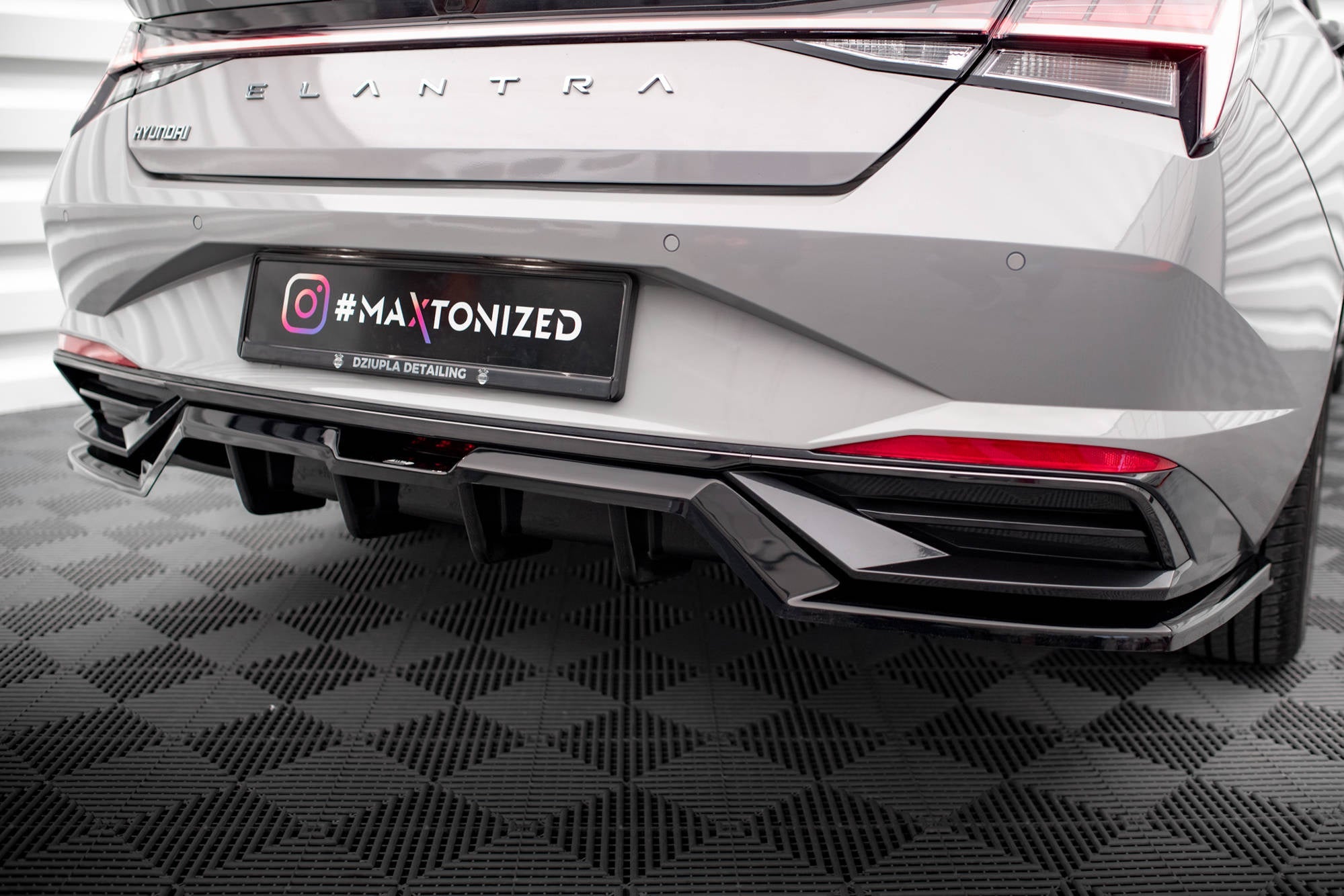 Splitter trasero Hyundai Elantra Mk7 (con barras verticales)