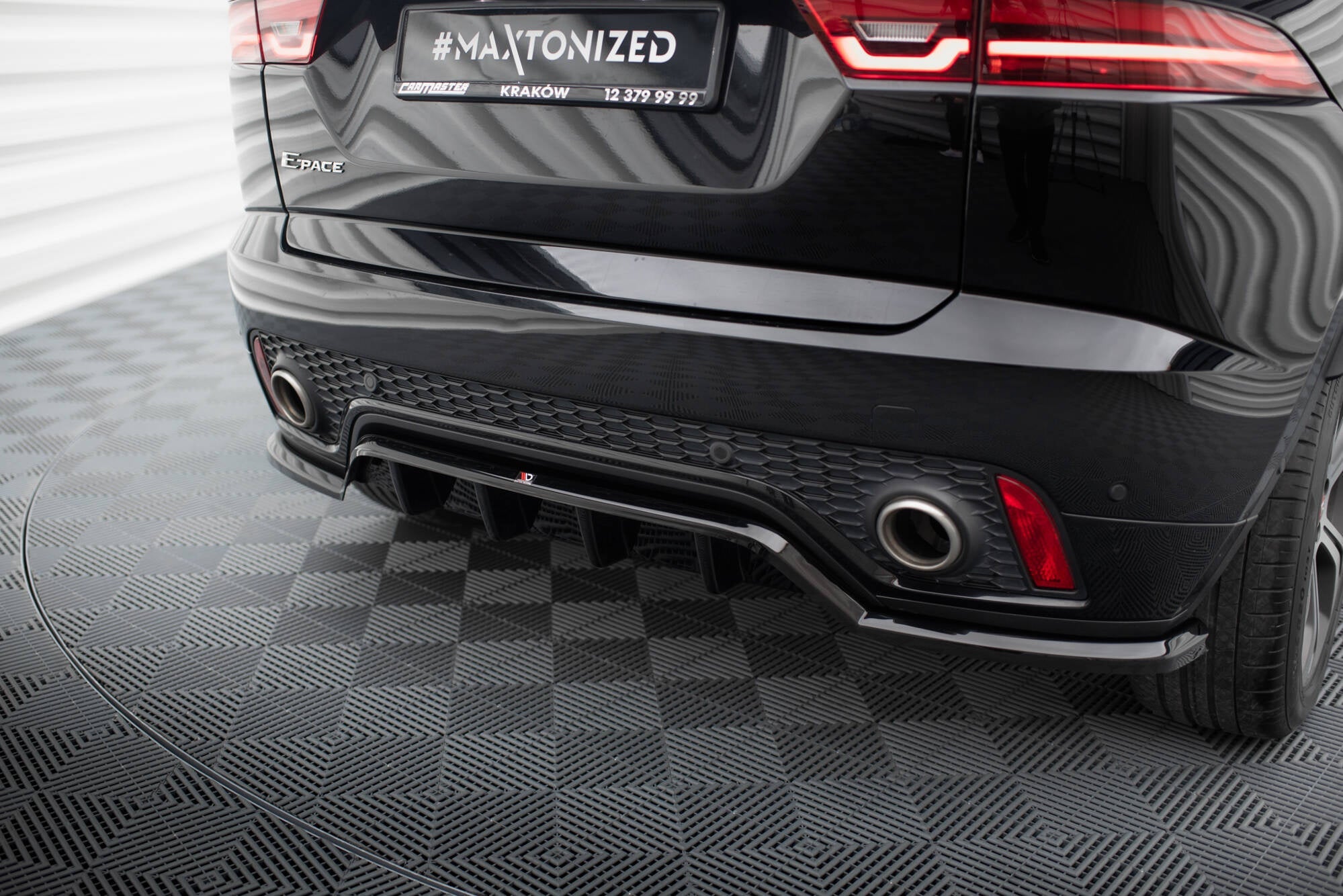 Splitter trasero Jaguar E-Pace R-Dynamic Mk1 (con barras verticales)