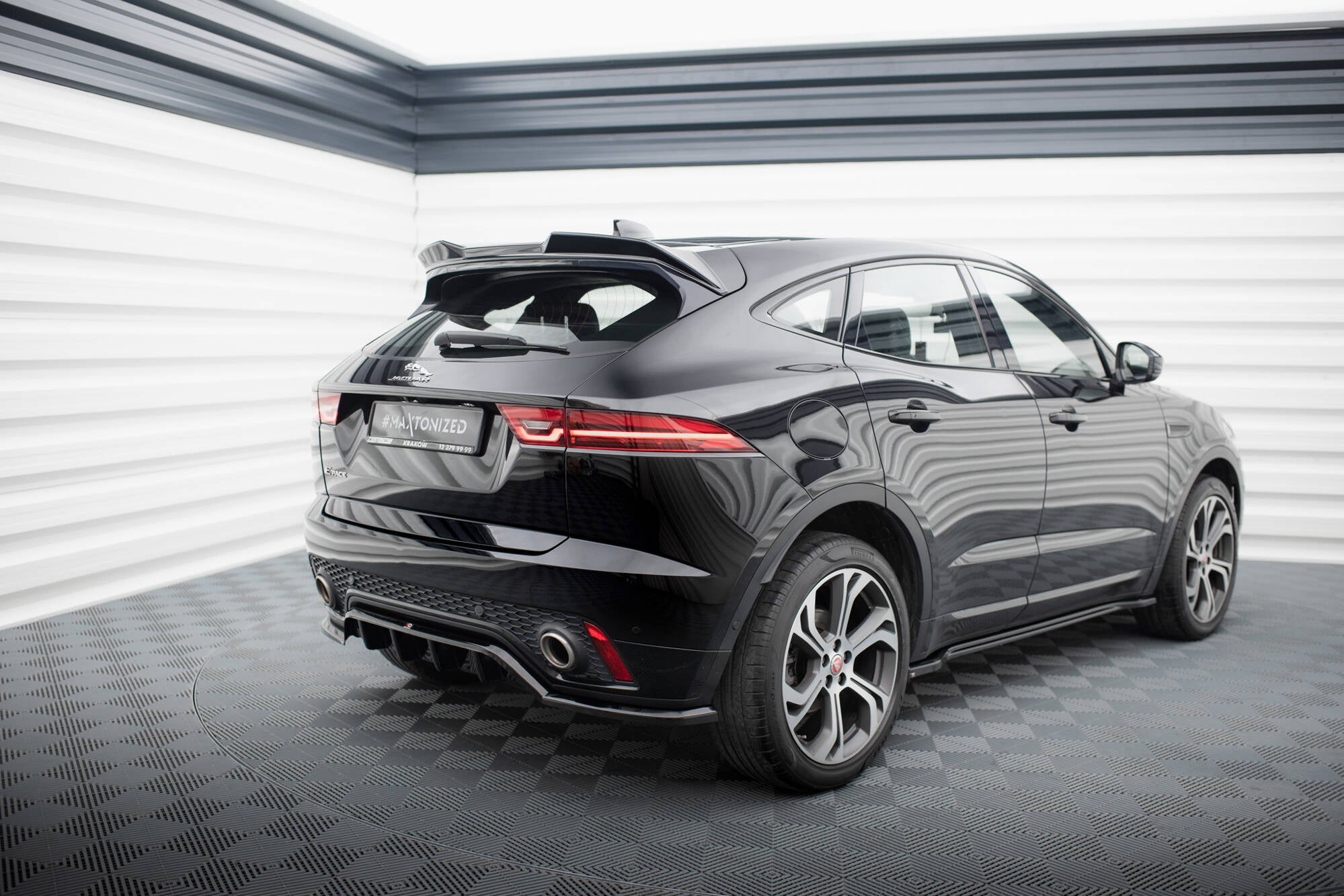 Splitter trasero Jaguar E-Pace R-Dynamic Mk1 (con barras verticales)