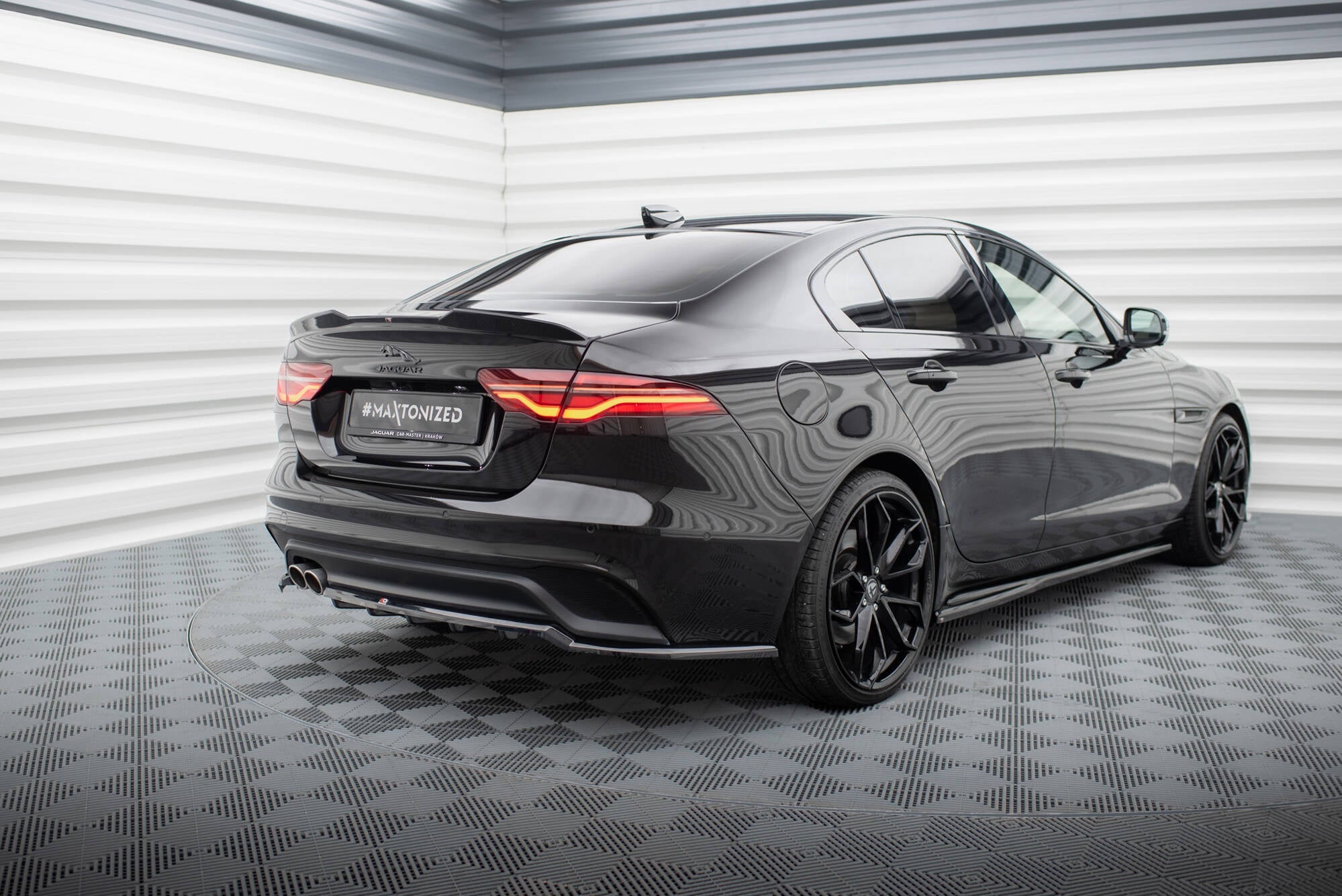 Splitter trasero Jaguar XE X760 Facelift (con barras verticales)