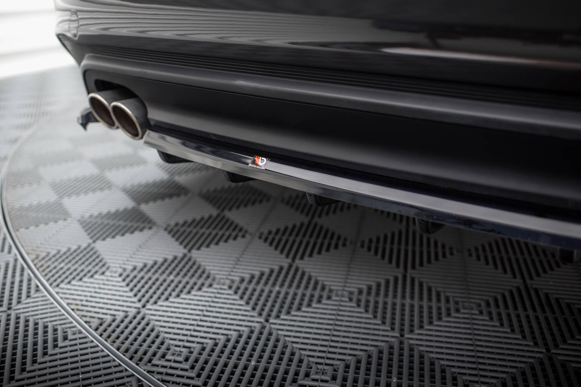 Splitter trasero Jaguar XE X760 Facelift (con barras verticales)