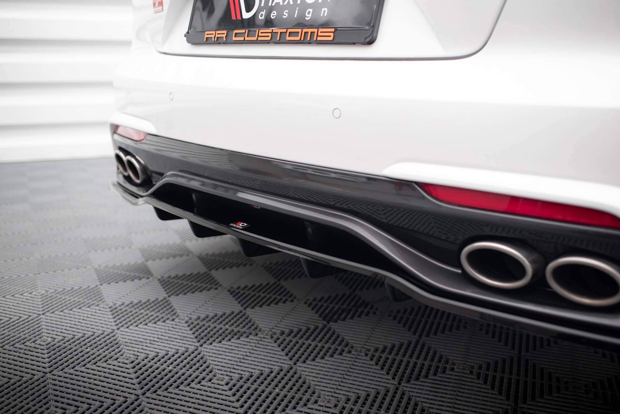 Splitter trasero Kia Stinger Mk1 (con barras verticales)