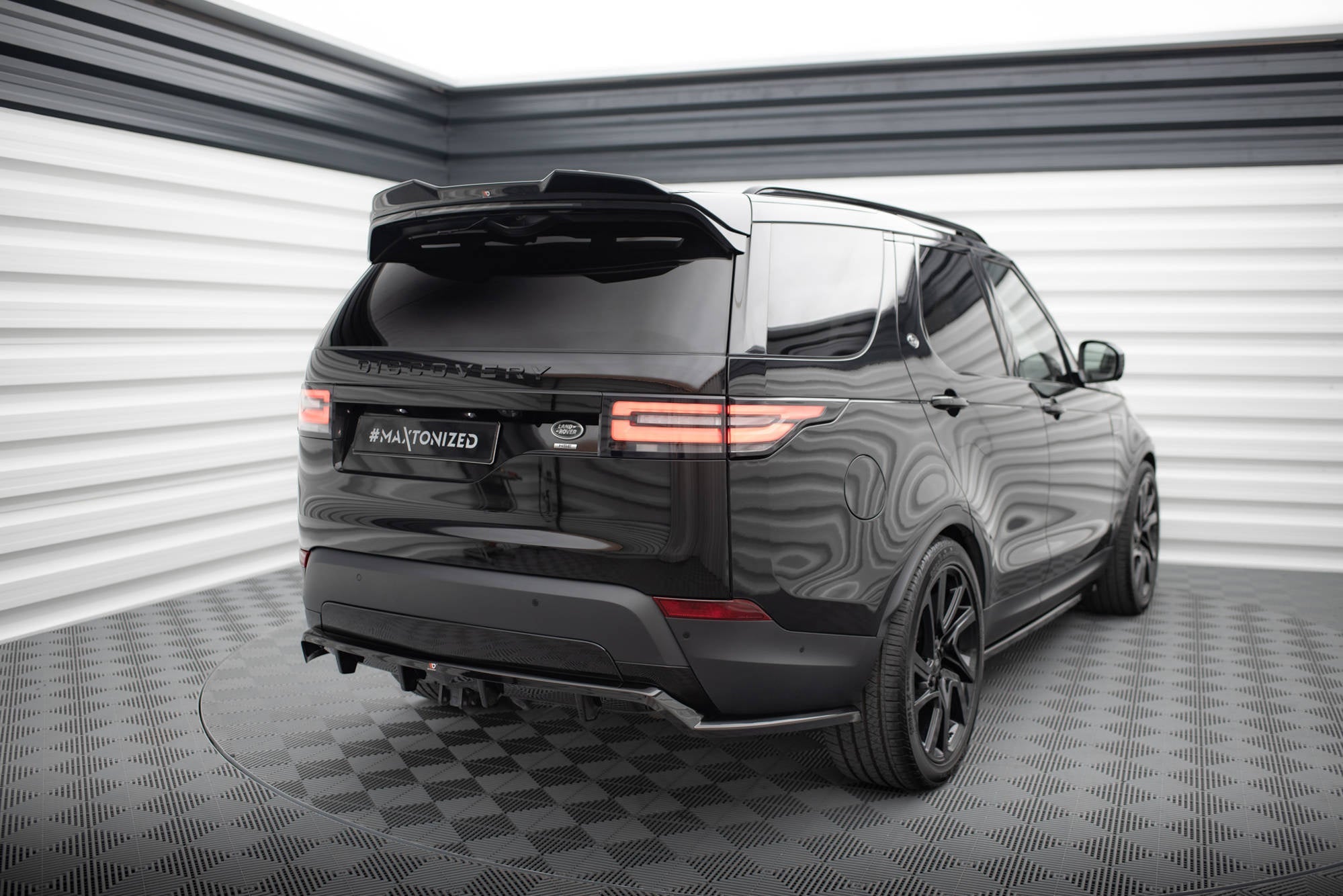 Splitter trasero Land Rover Discovery HSE Mk5 (con barras verticales)