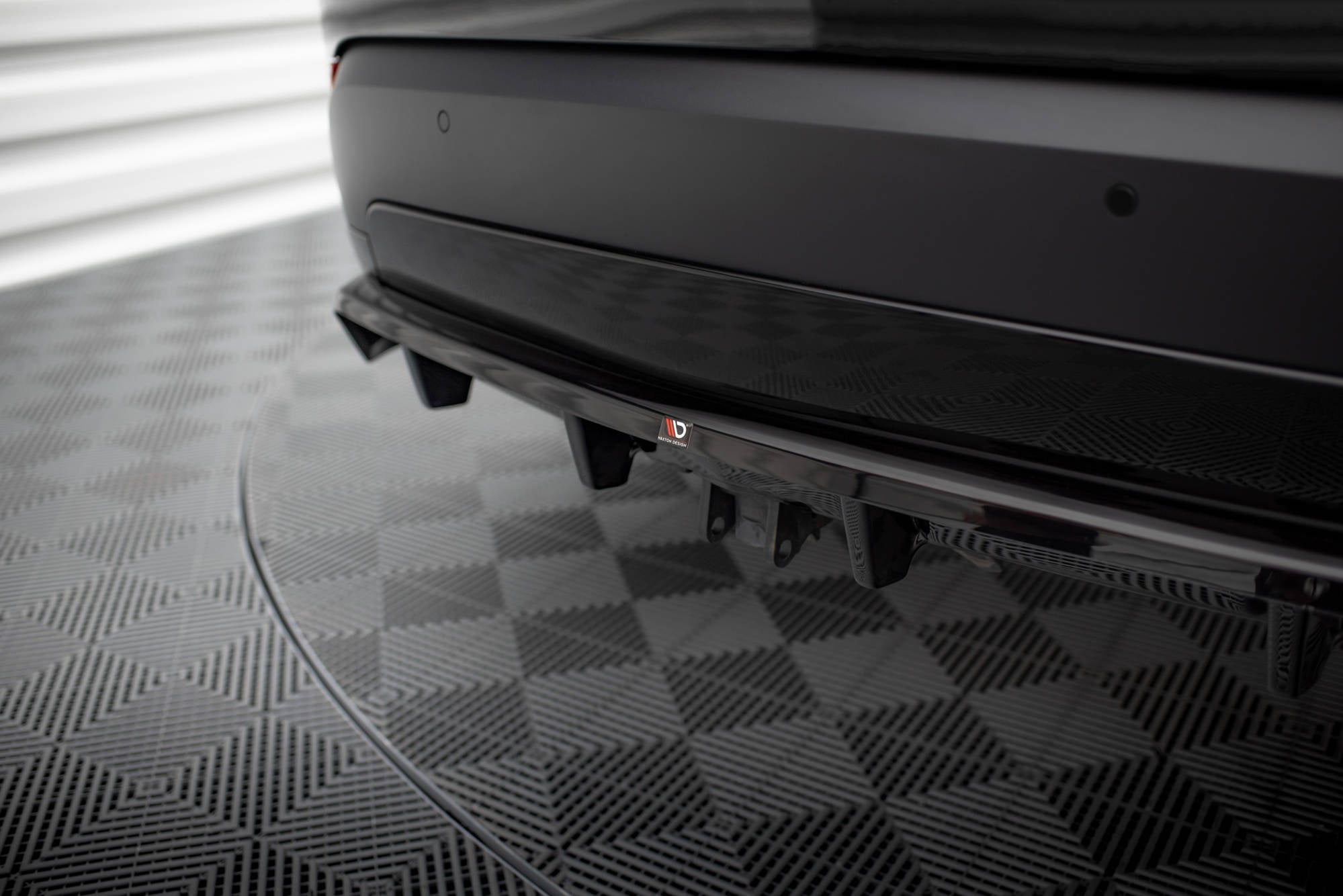 Splitter trasero Land Rover Discovery HSE Mk5 (con barras verticales)