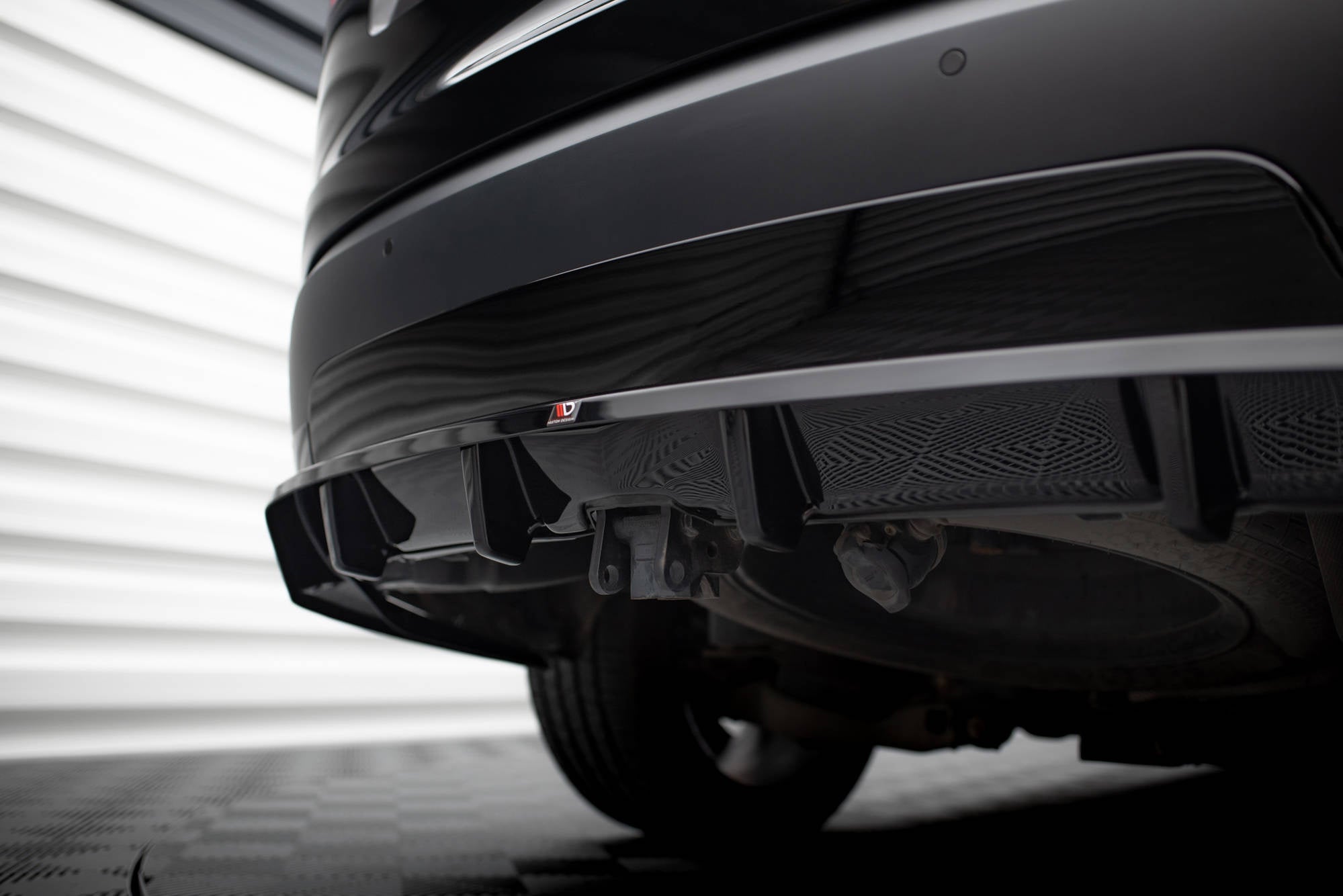 Splitter trasero Land Rover Discovery HSE Mk5 (con barras verticales)
