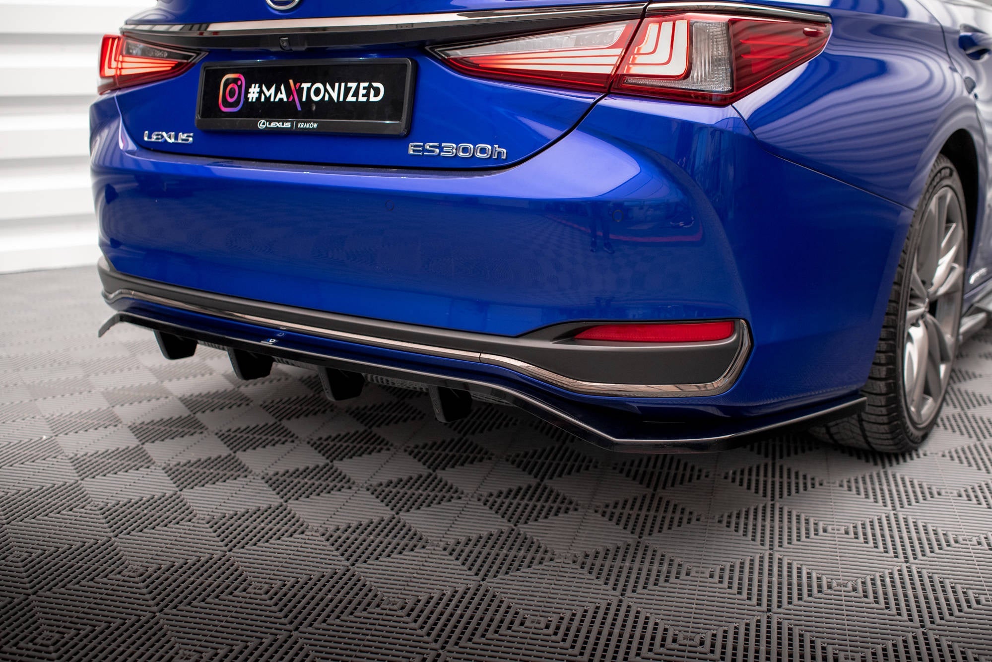 Splitter trasero Lexus ES F Sport Mk7 (con barras verticales)