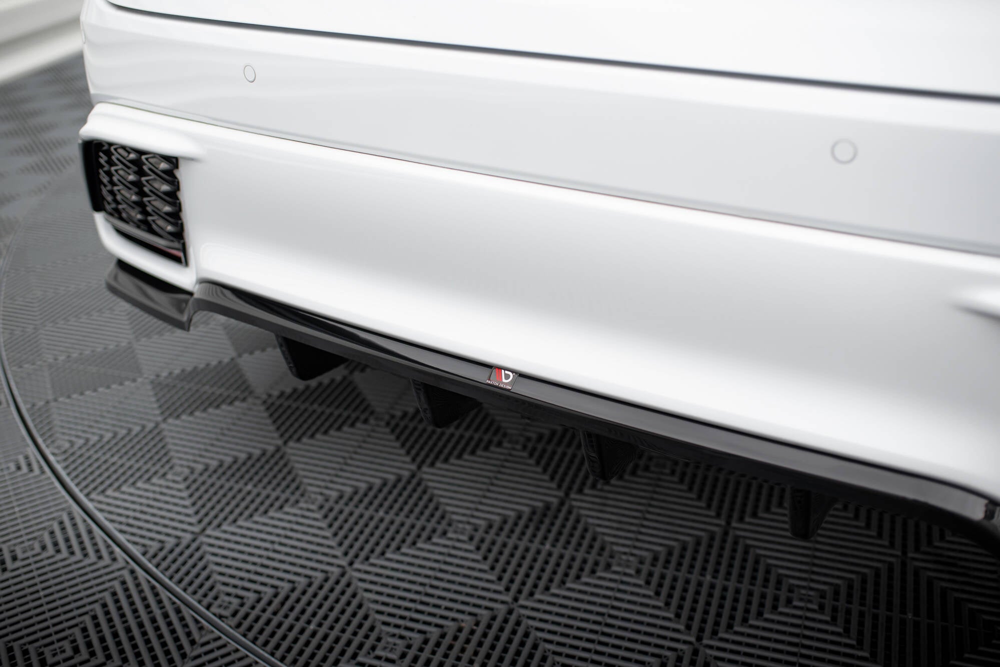 Splitter trasero Lexus RX F-Sport Mk5 (con barras verticales)