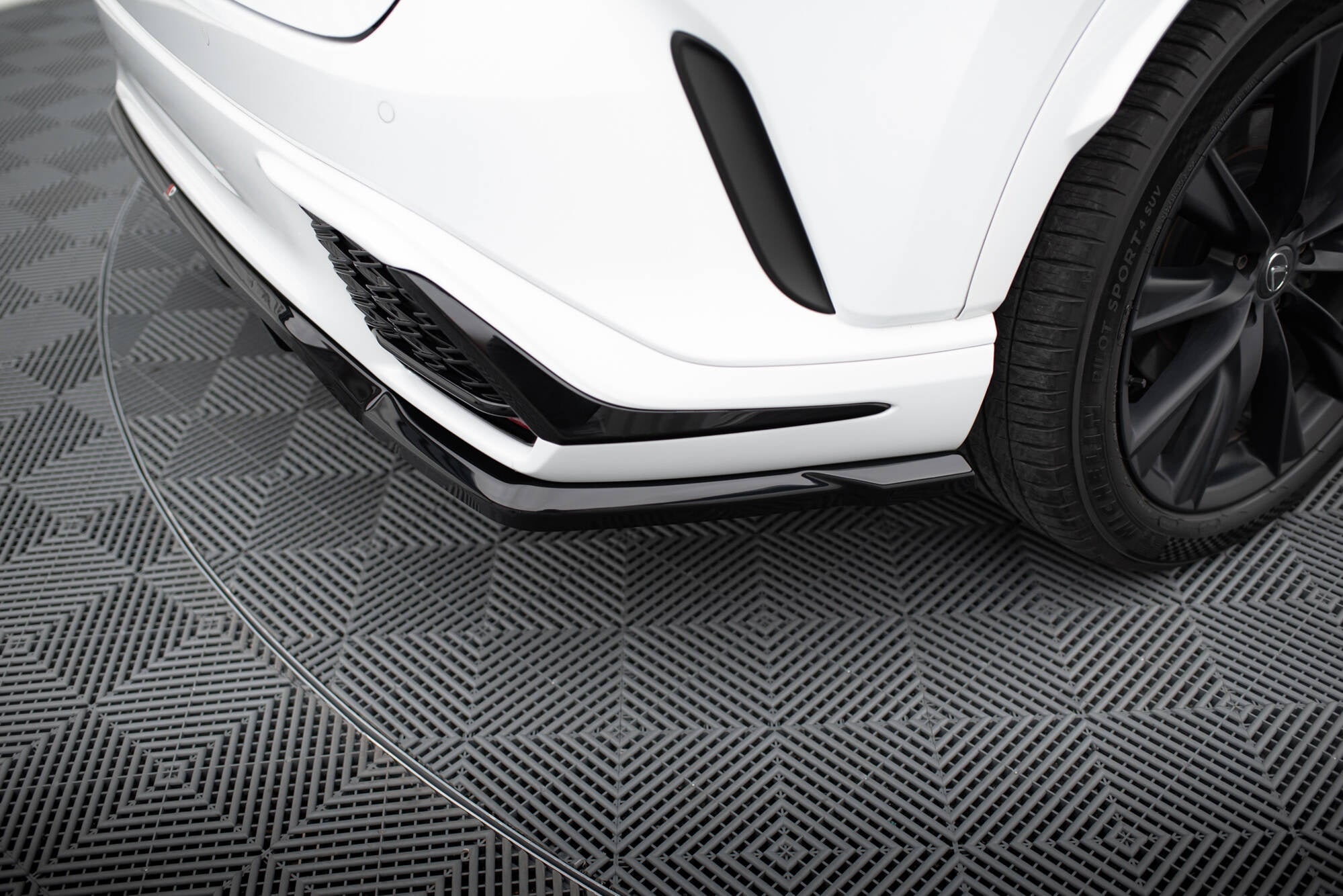 Splitter trasero Lexus RX F-Sport Mk5 (con barras verticales)