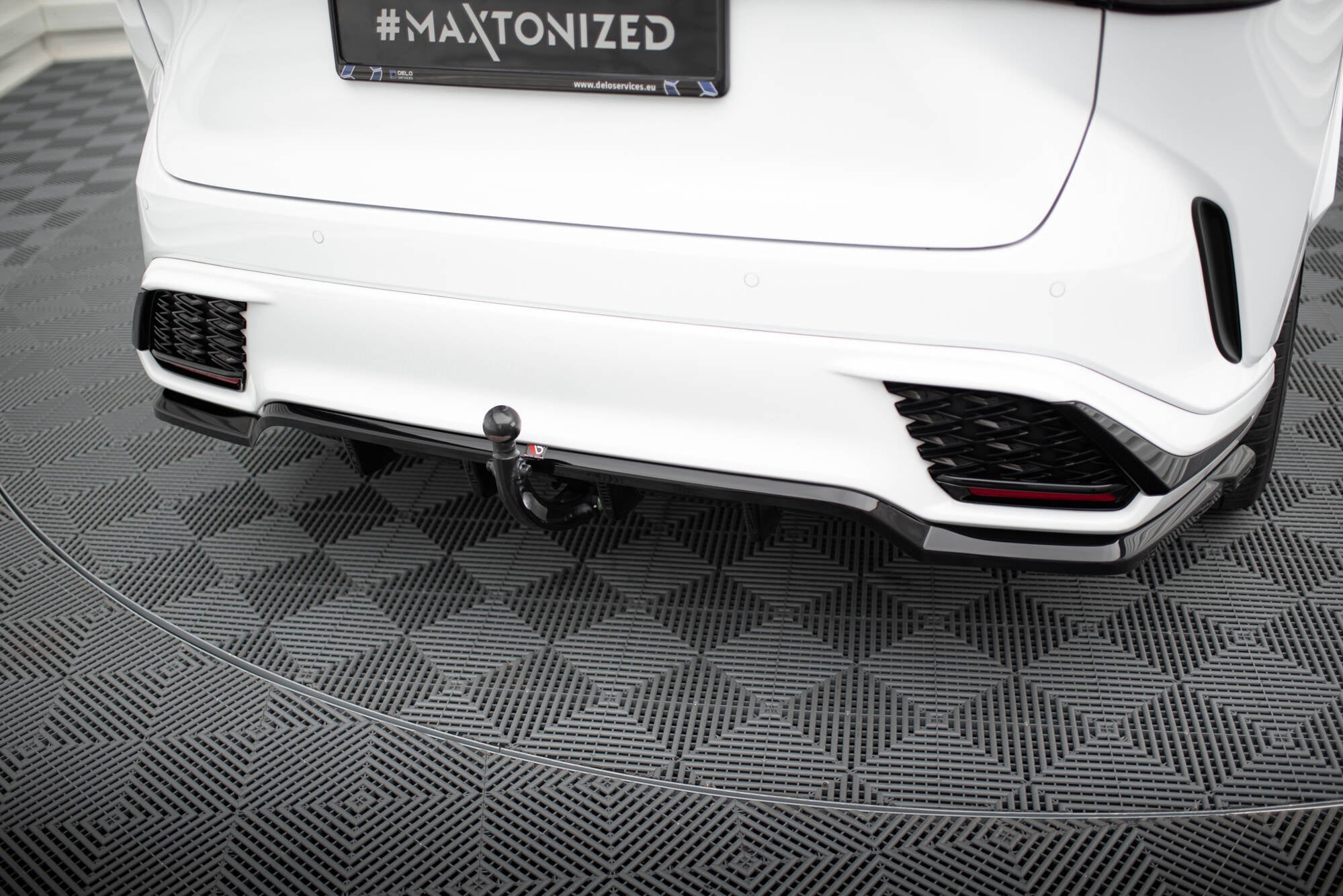Splitter trasero Lexus RX F-Sport Mk5 (con barras verticales)