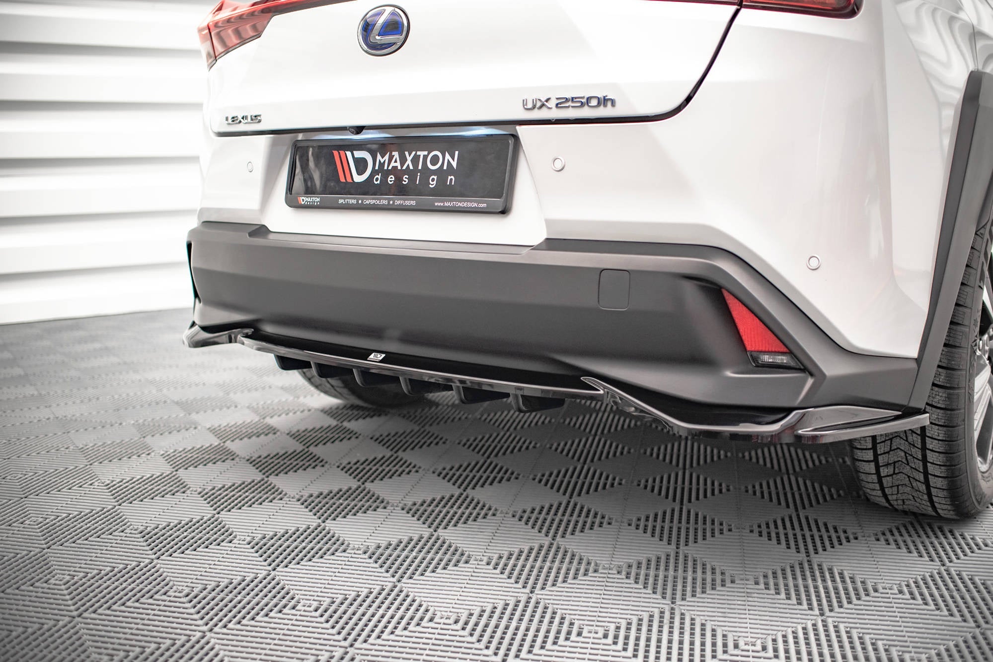 Splitter trasero Lexus UX Mk1 (con barras verticales)