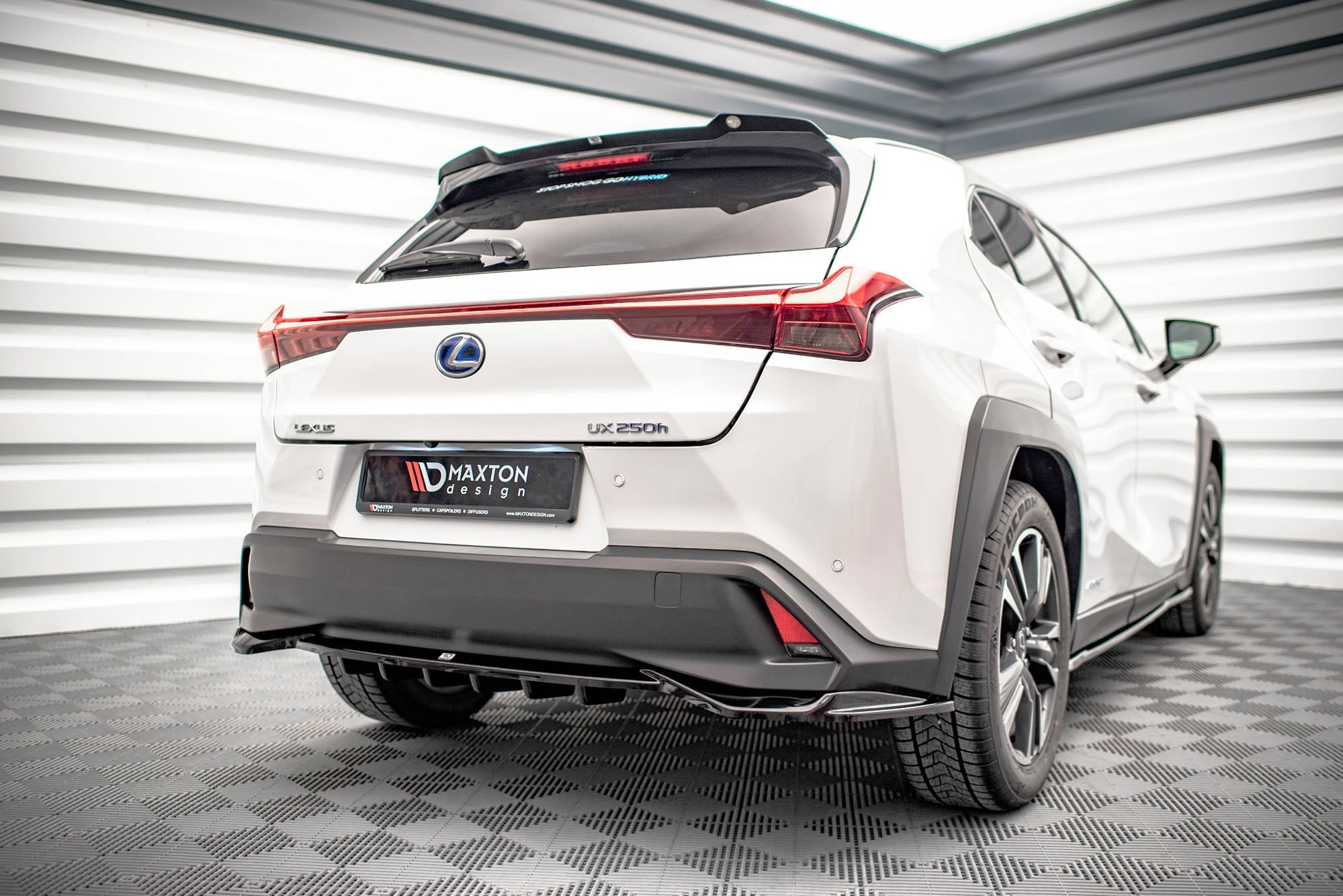 Splitter trasero Lexus UX Mk1 (con barras verticales)