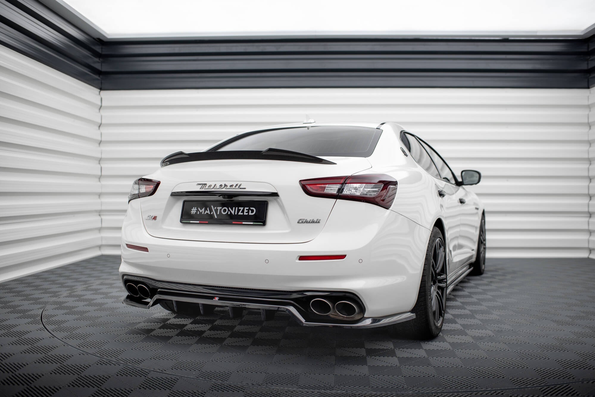 Splitter trasero Maserati Ghibli Mk3 Facelift (con barras verticales)