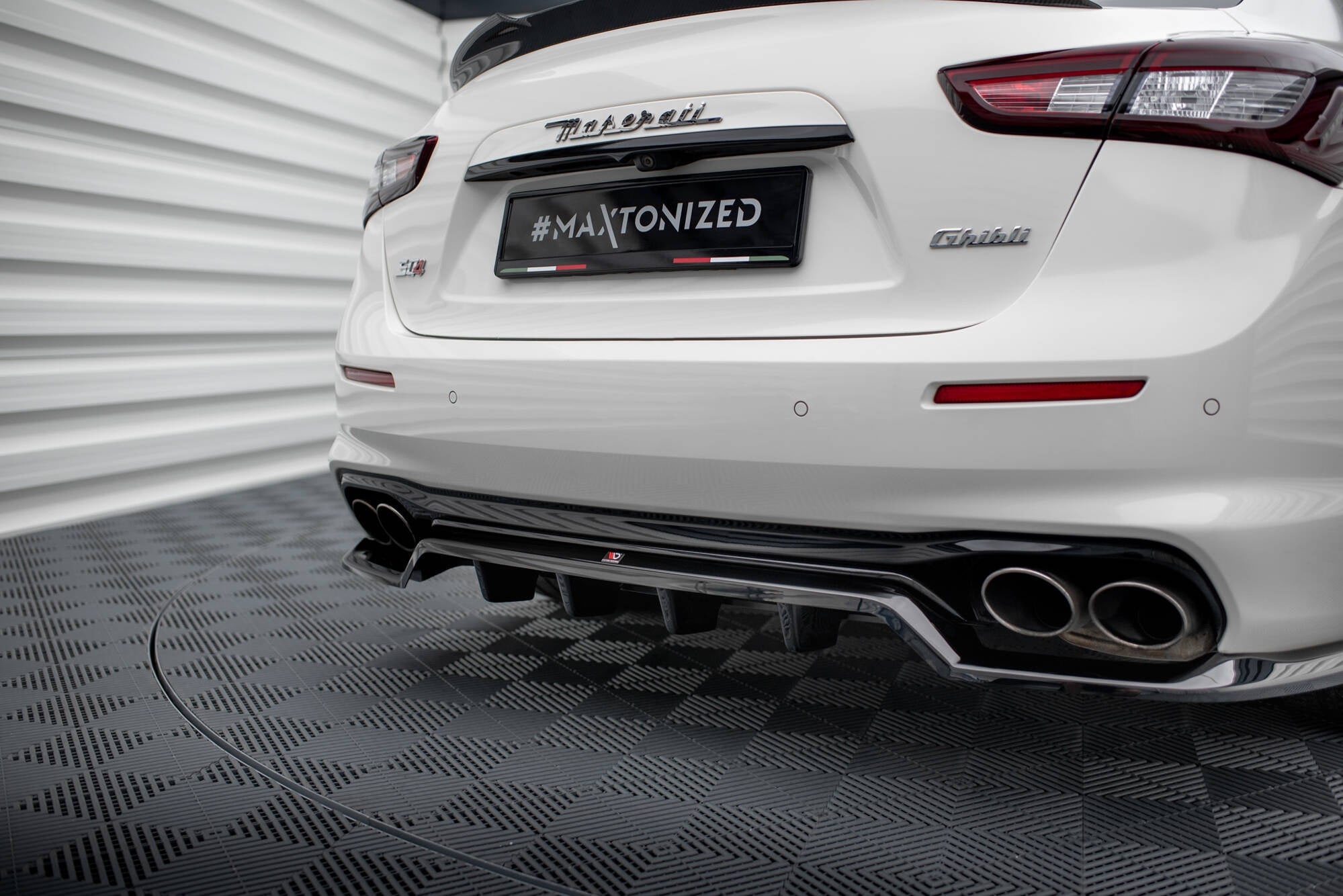Splitter trasero Maserati Ghibli Mk3 Facelift (con barras verticales)