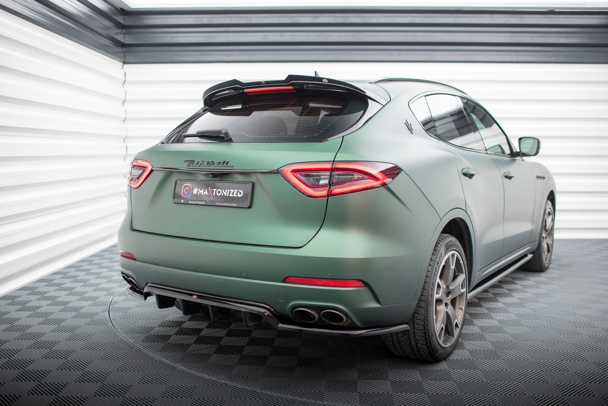 Splitter trasero Maserati Levante Mk1 (con barras verticales)