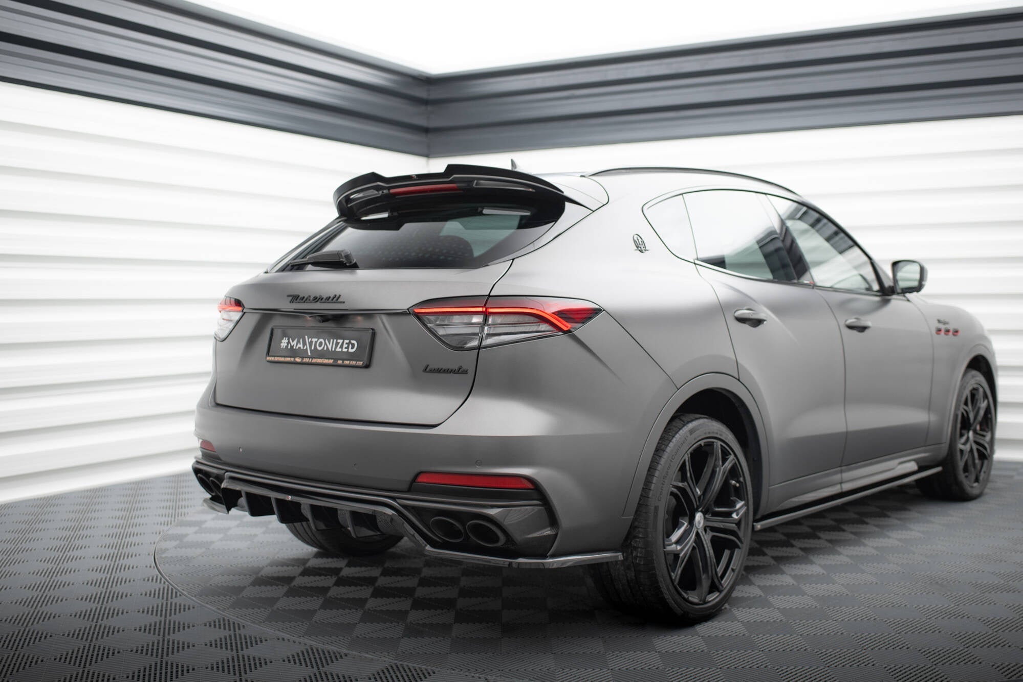 Splitter trasero Maserati Levante Trofeo Mk1 (con barras verticales)
