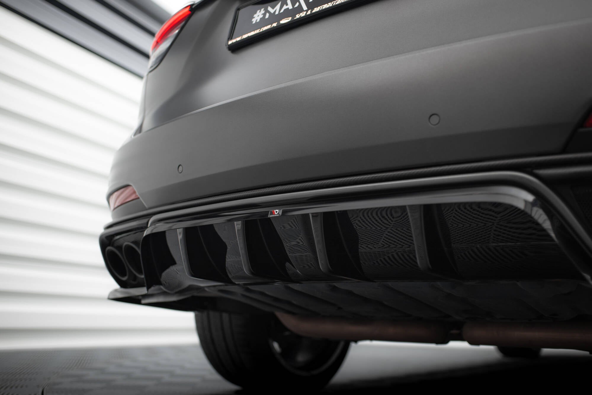 Splitter trasero Maserati Levante Trofeo Mk1 (con barras verticales)
