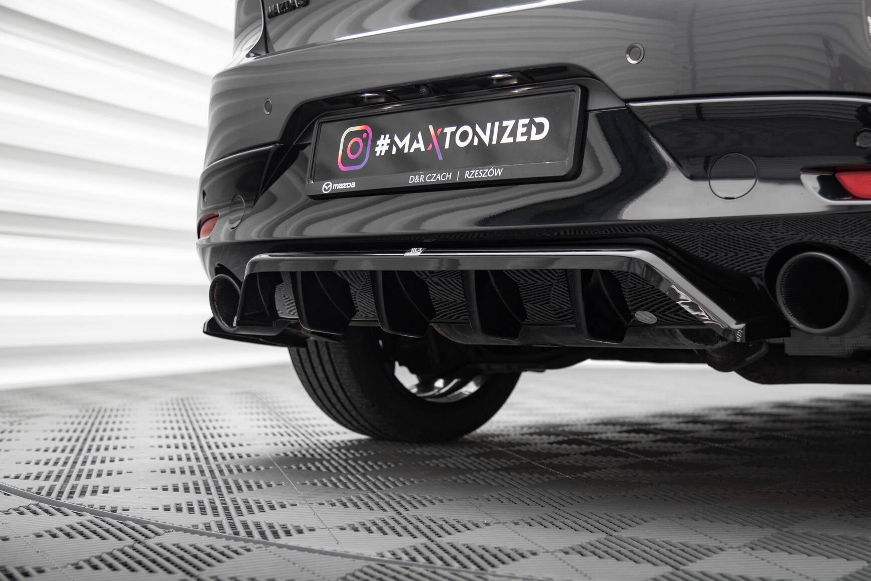 Splitter trasero Mazda 3 Mk4 (con barras verticales)