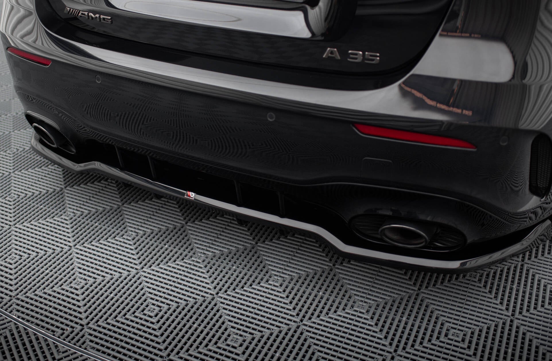 Splitter trasero Mercedes-AMG A35 Hatchback W177 (con barras verticales)