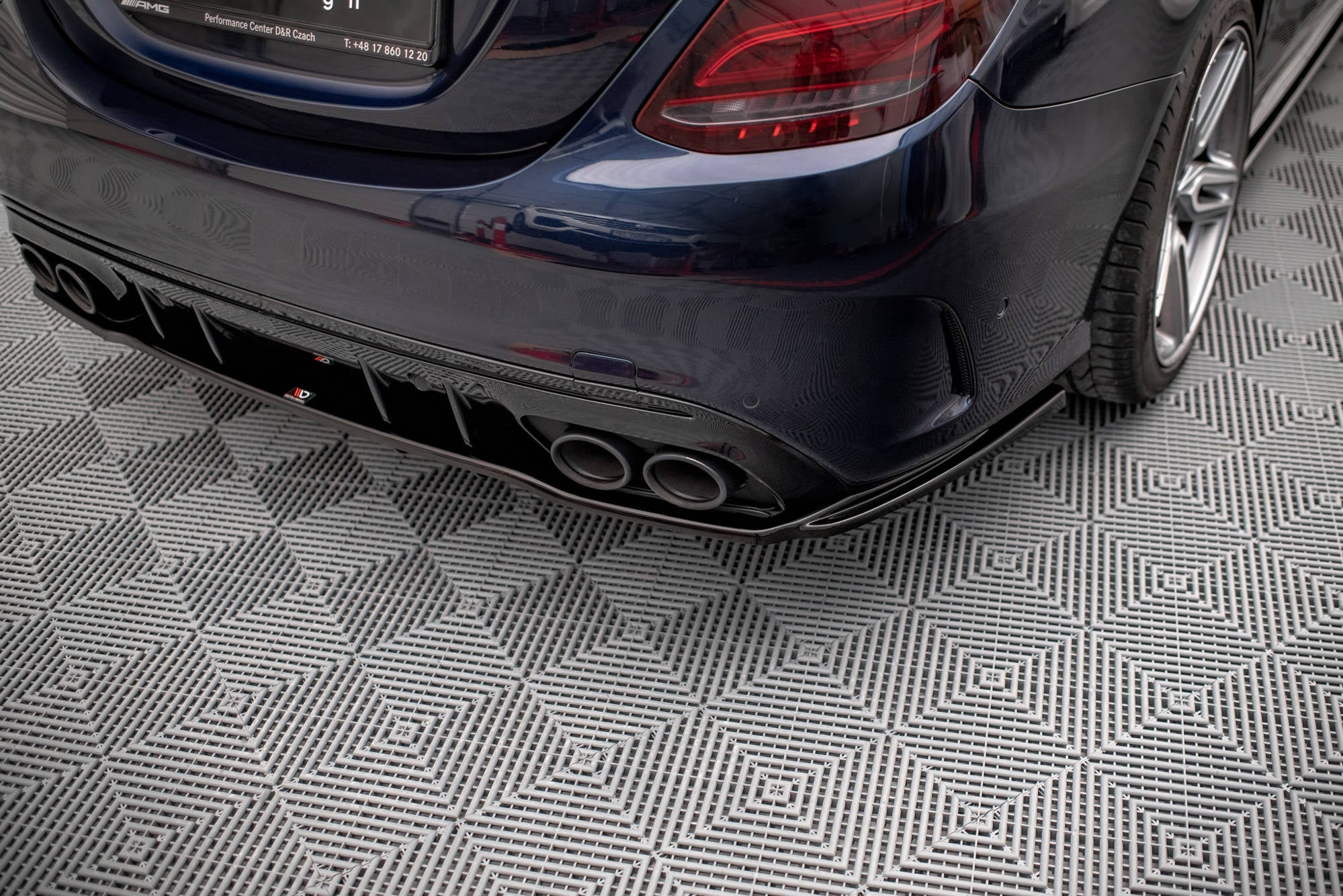 Splitter trasero Mercedes-AMG C 43 Berlina W205 Facelift (con barras verticales)