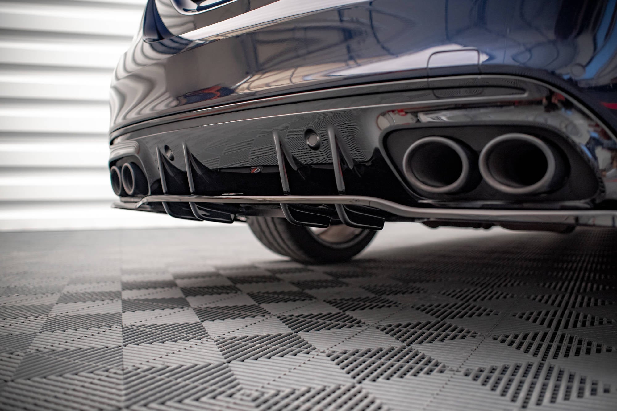Splitter trasero Mercedes-AMG C 43 Berlina W205 Facelift (con barras verticales)