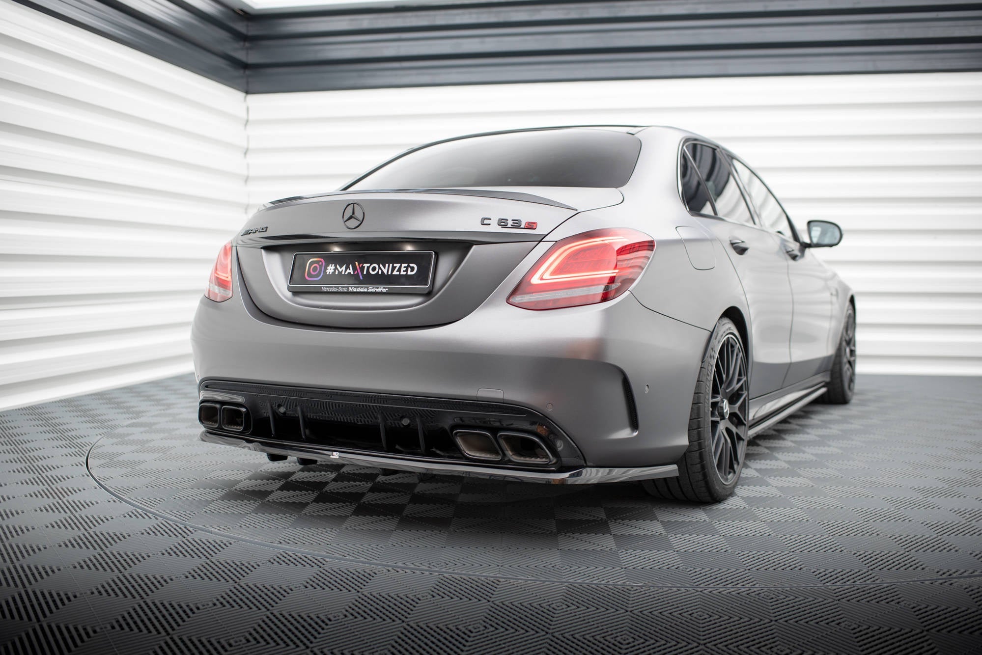 Splitter trasero Mercedes-AMG C63 Sedán Estate W205 Facelift (con barras verticales)
