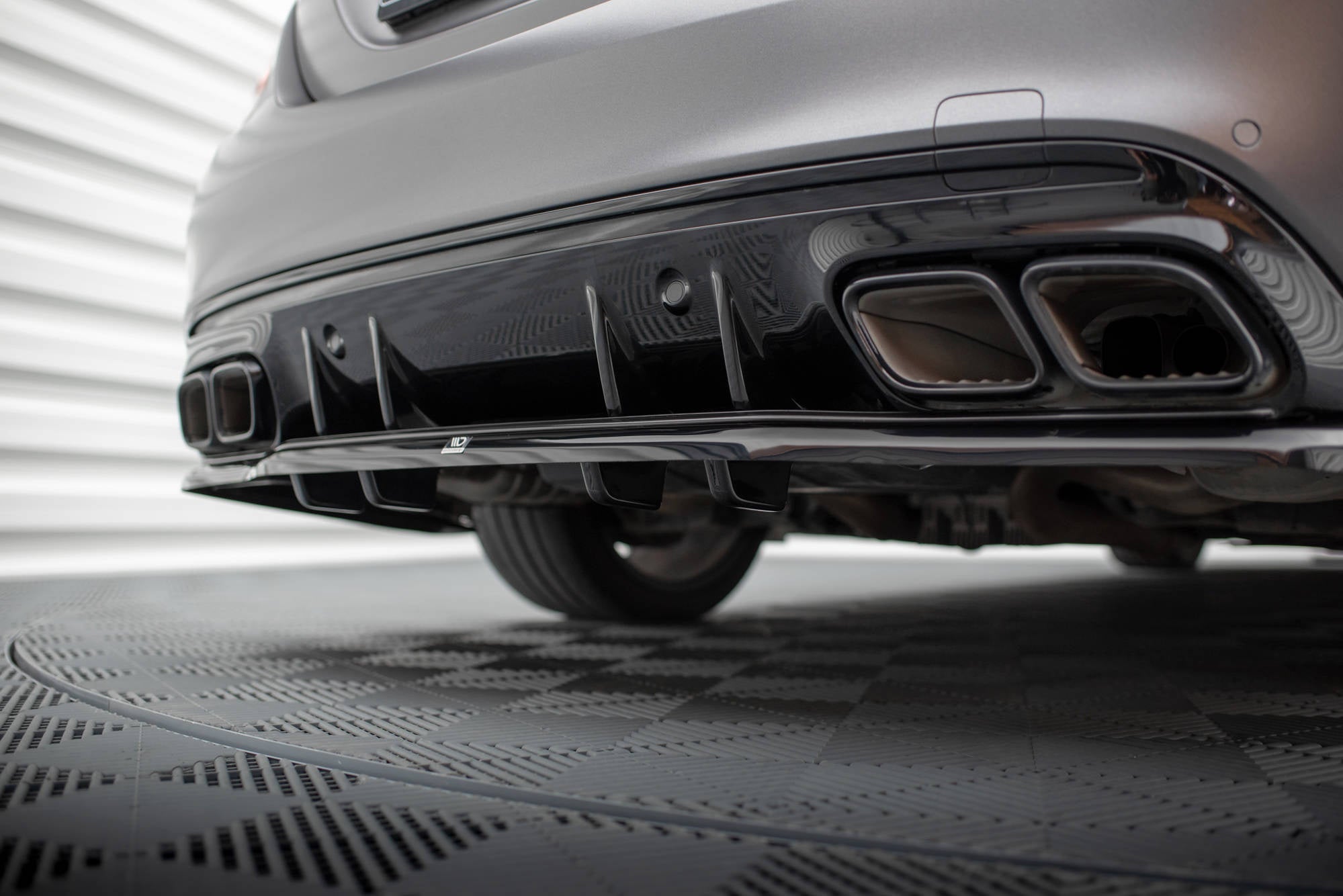 Splitter trasero Mercedes-AMG C63 Sedán Estate W205 Facelift (con barras verticales)