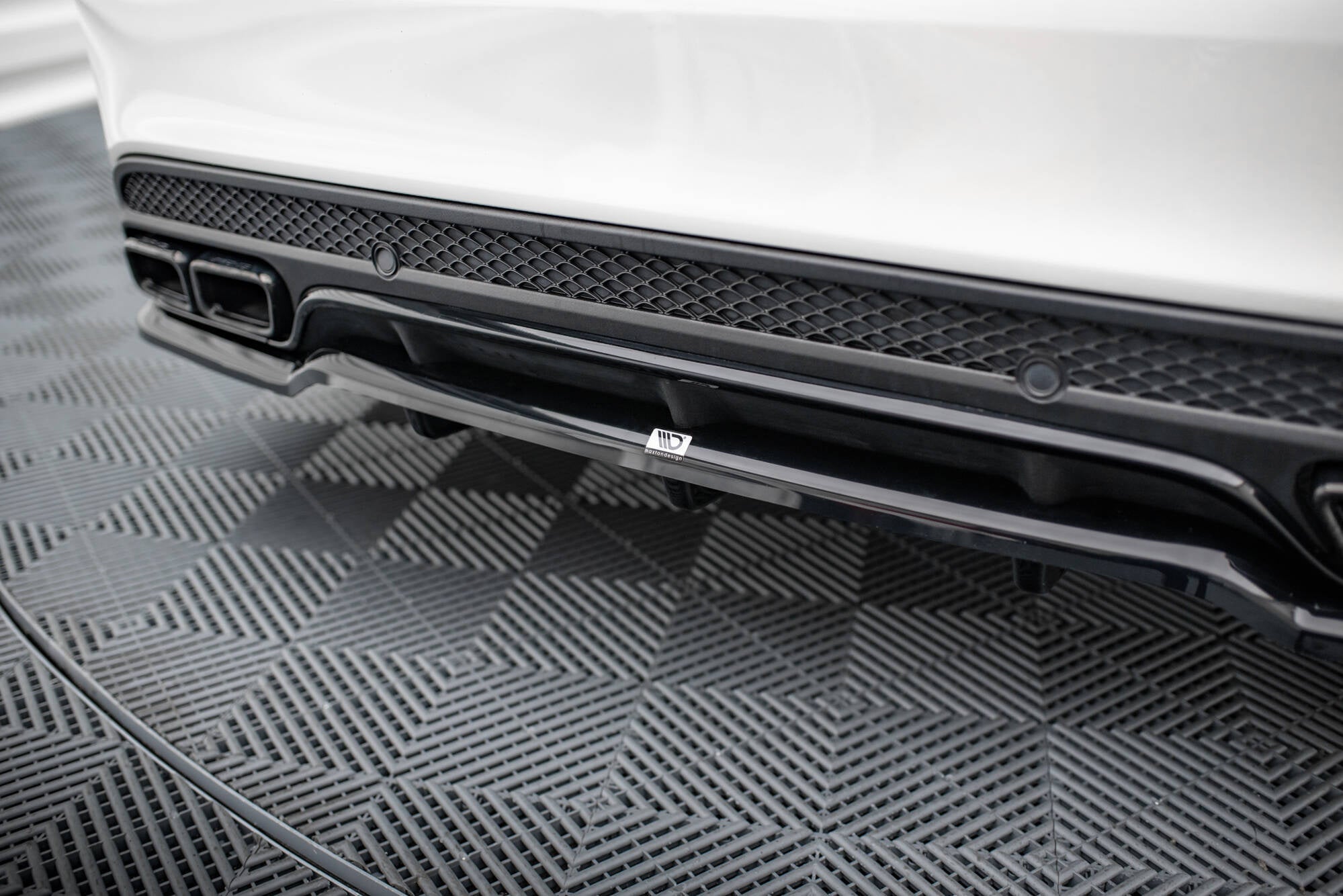 Splitter trasero Mercedes-AMG C63 Berlina / Estate W205 S205 (con barras verticales)