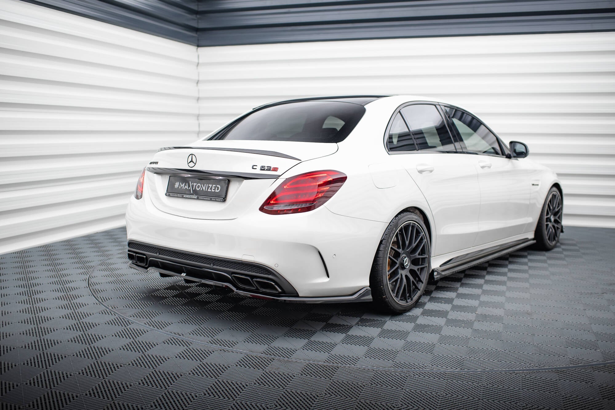 Splitter trasero Mercedes-AMG C63 Berlina / Estate W205 S205 (con barras verticales)