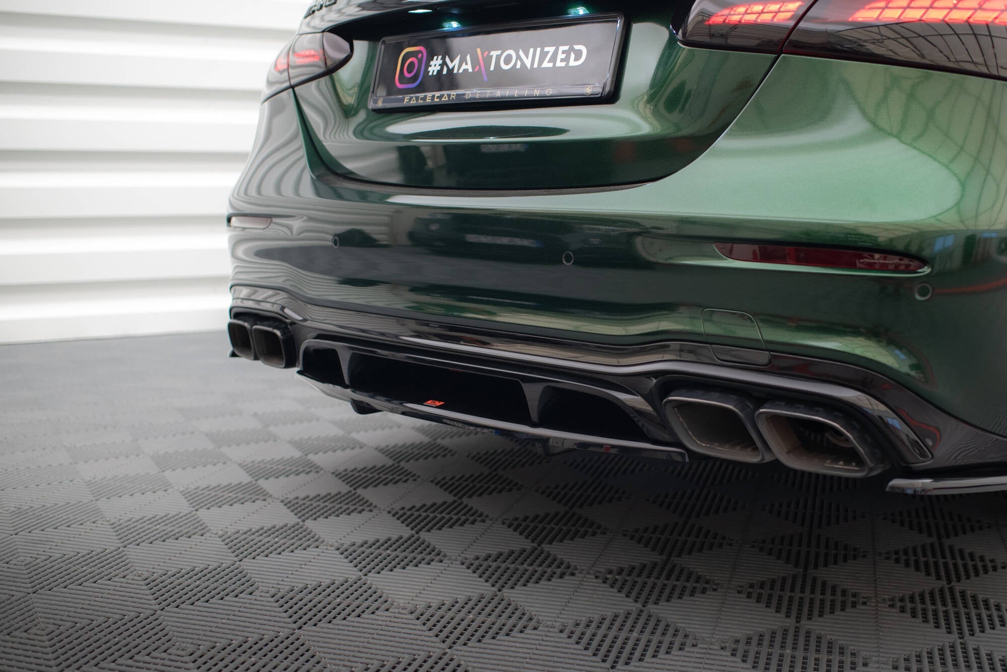 Splitter trasero Mercedes-AMG E63 W213 Facelift (con barras verticales)