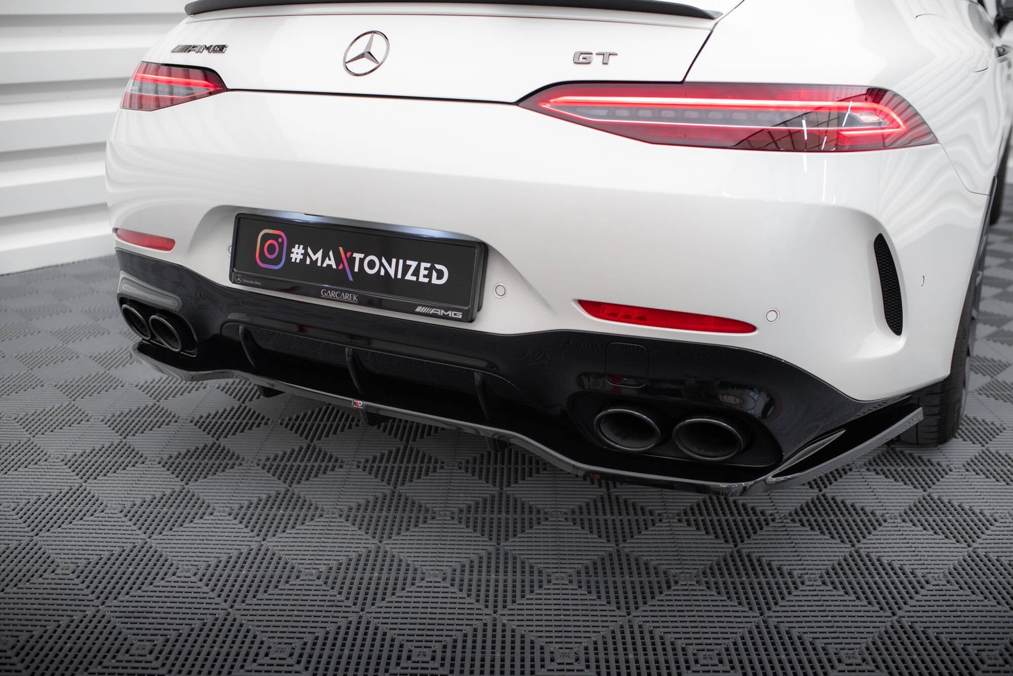 Splitter trasero Mercedes-AMG GT 43 4-Door Coupé V8 Styling Package X290 (con barras verticales)