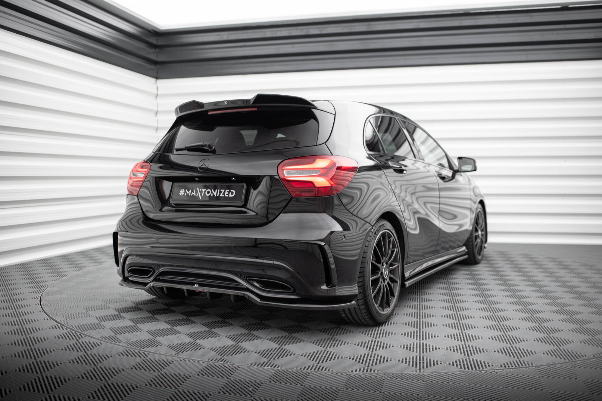 Splitter trasero Mercedes-Benz Clase A AMG-Line W176 Facelift (con barras verticales)