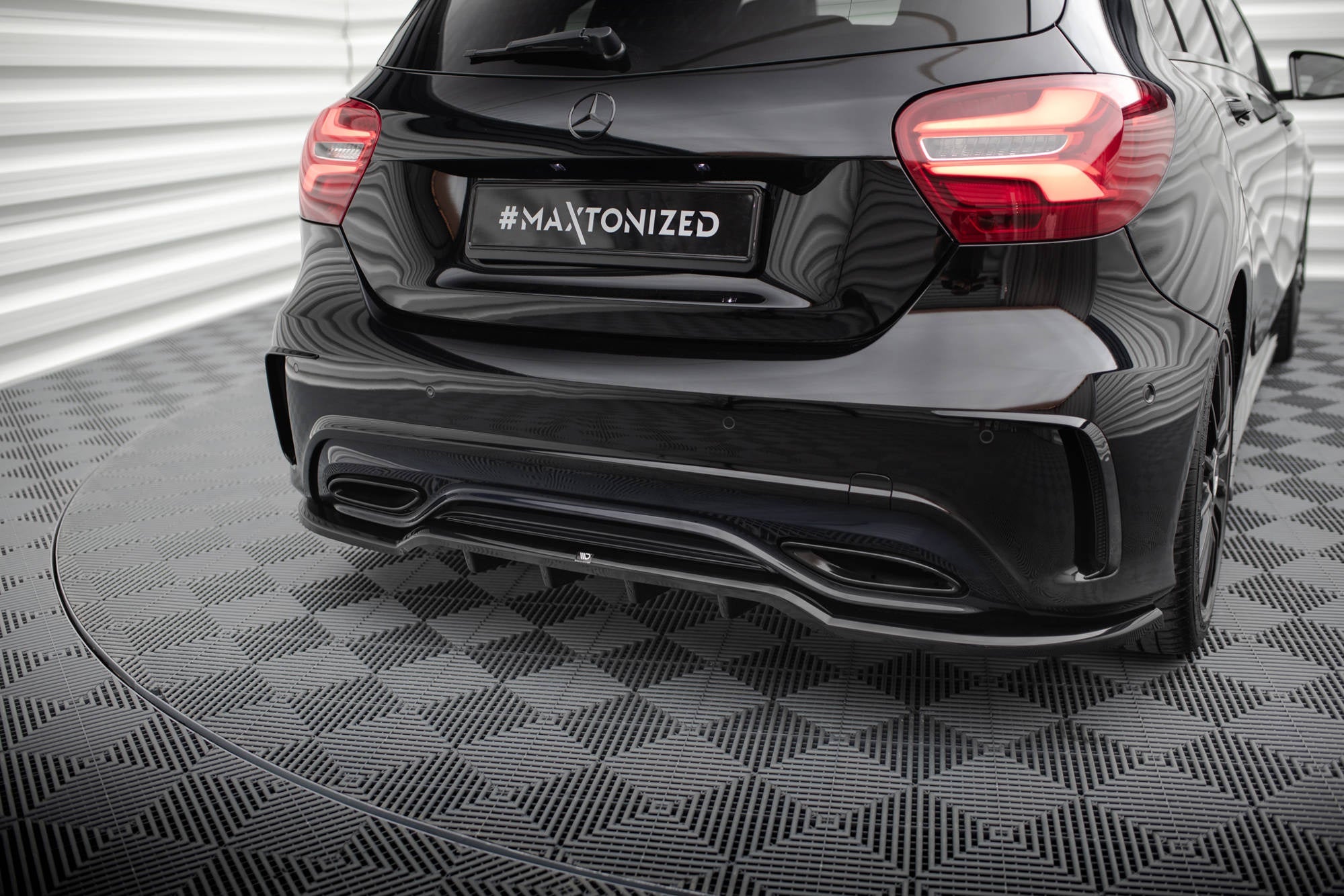 Splitter trasero Mercedes-Benz Clase A AMG-Line W176 Facelift (con barras verticales)
