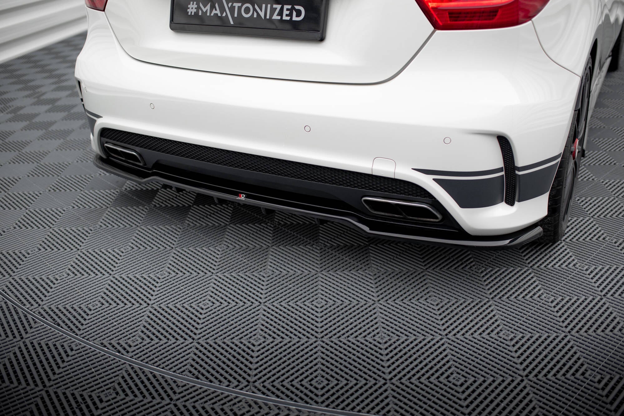 Splitter trasero Mercedes-Benz Clase A A45 AMG W176 (con barras verticales)