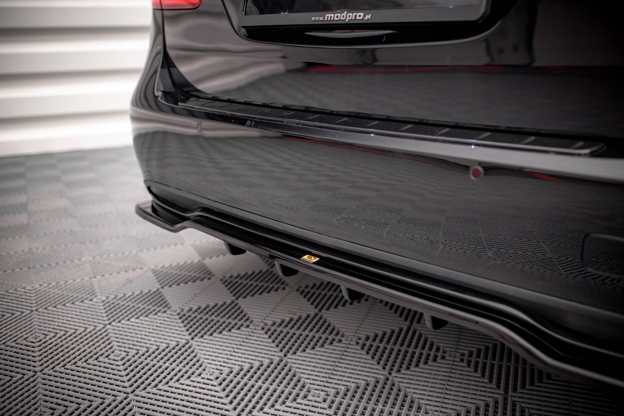 Splitter trasero Mercedes-Benz Clase B W246 Facelift (con barras verticales)