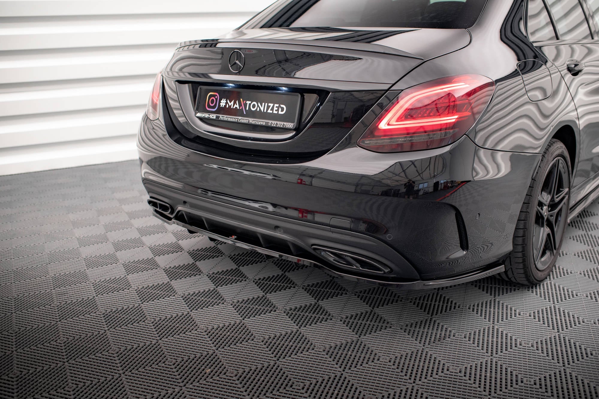 Splitter trasero Mercedes-Benz Clase C AMG-Line W205 Facelift (con barras verticales)
