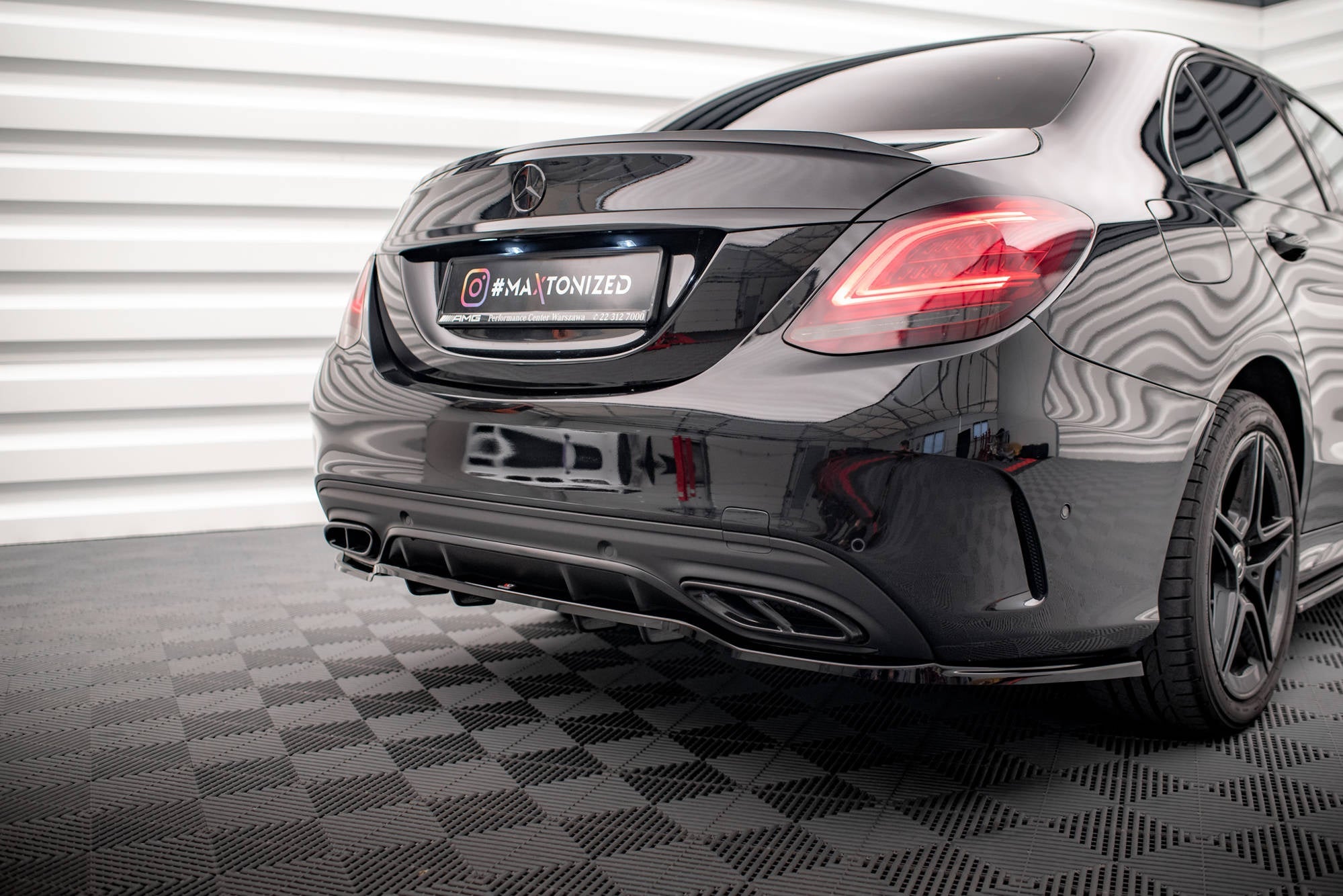 Splitter trasero Mercedes-Benz Clase C AMG-Line W205 Facelift (con barras verticales)