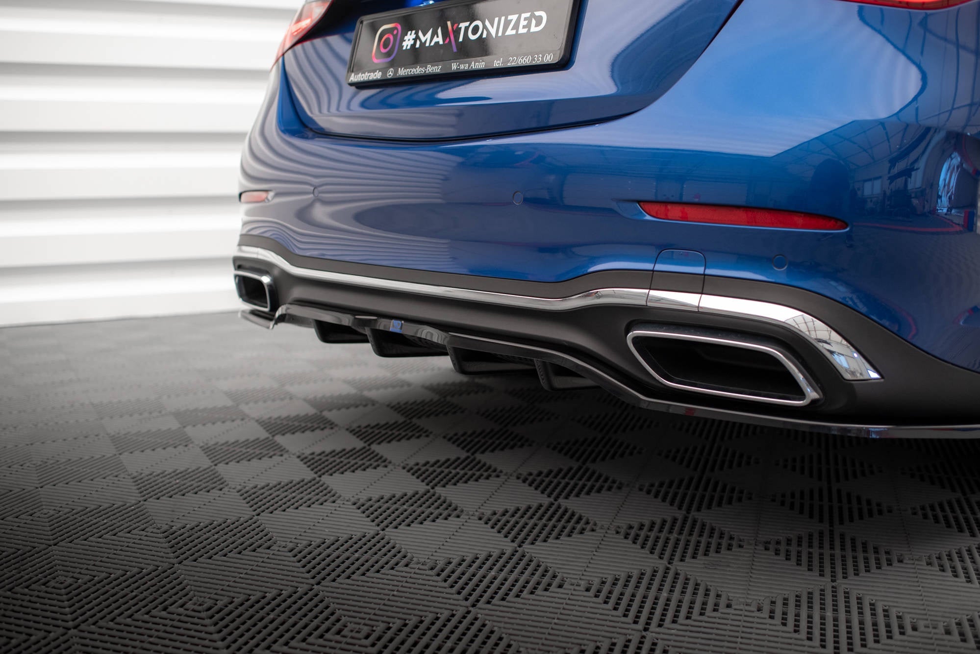 Splitter trasero Mercedes-Benz Clase C AMG-Line W206 (con barras verticales)
