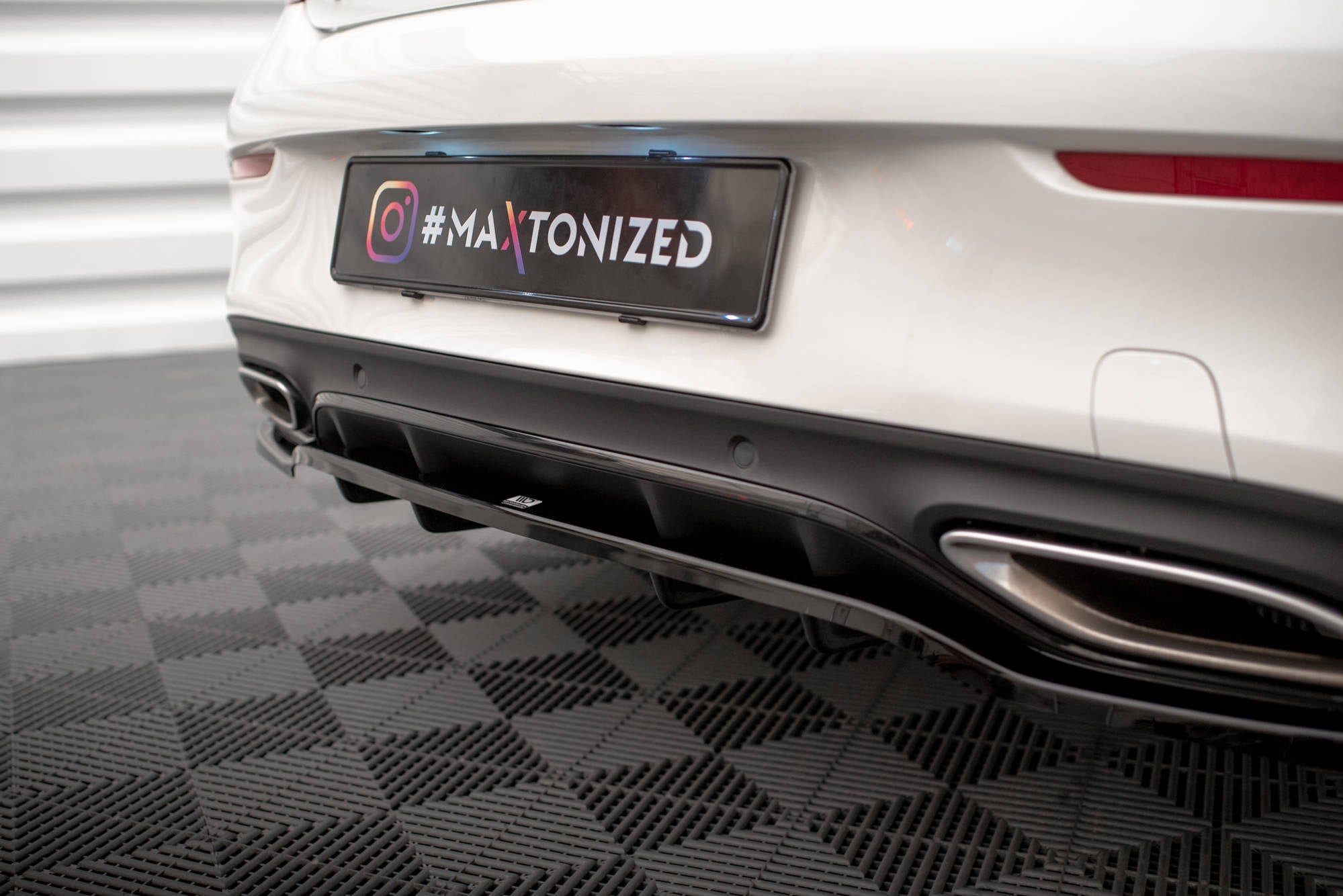 Splitter trasero Mercedes-Benz Clase C Coupé AMG-Line C205 Facelift (con barras verticales)