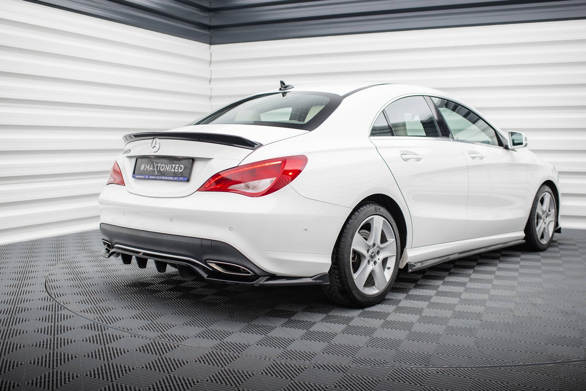 Splitter trasero Mercedes-Benz CLA C117 Facelift (con barras verticales)