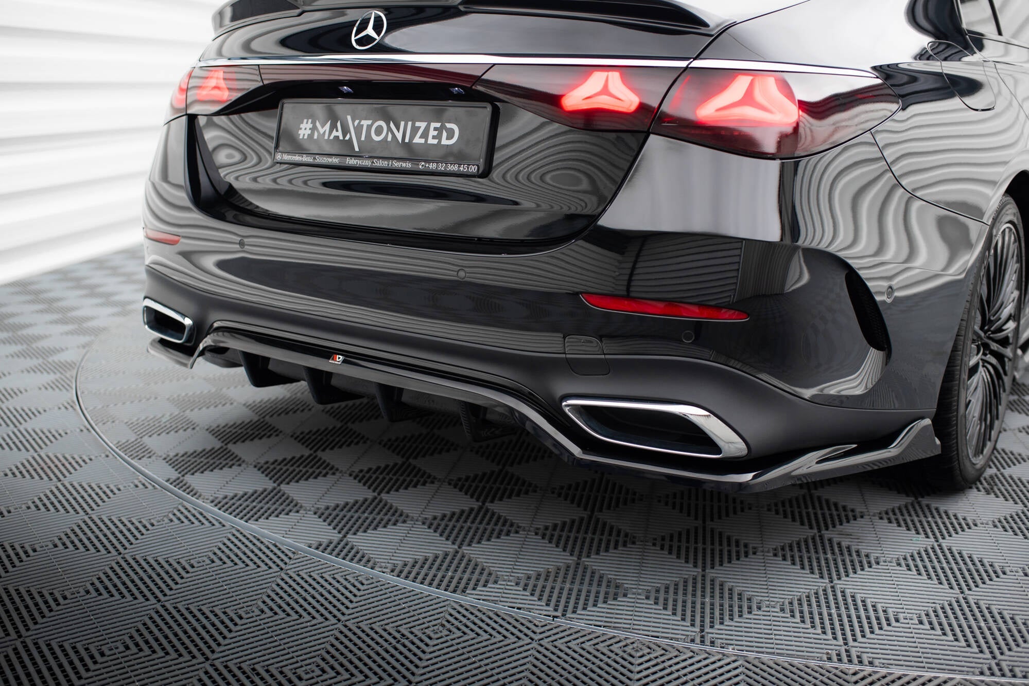 Splitter trasero Mercedes-Benz Clase E AMG-Line W214 (con barras verticales)